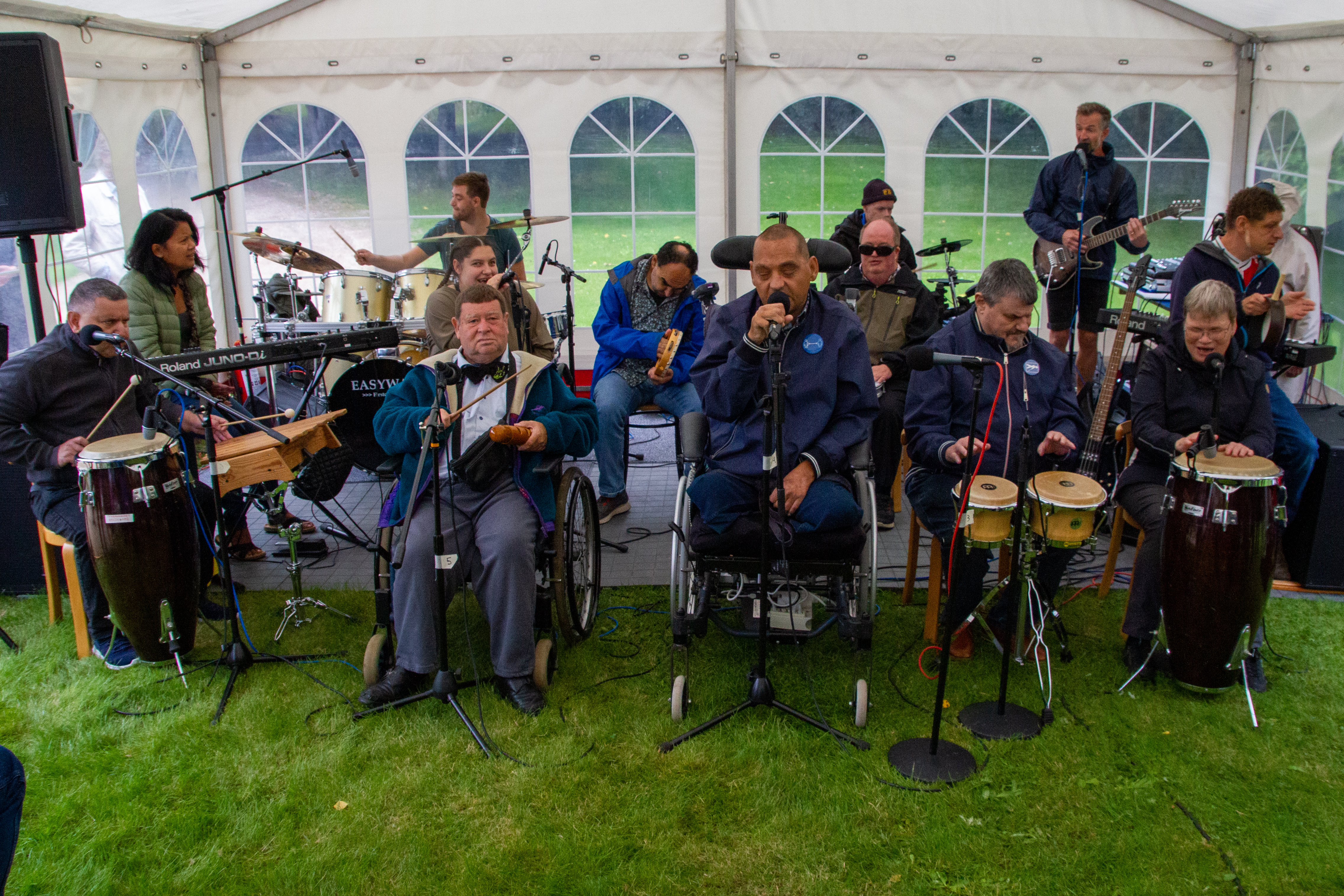 Bredegaards brugerband De Spillende Muldvarper gav en forrygende koncert i det lille telt. 