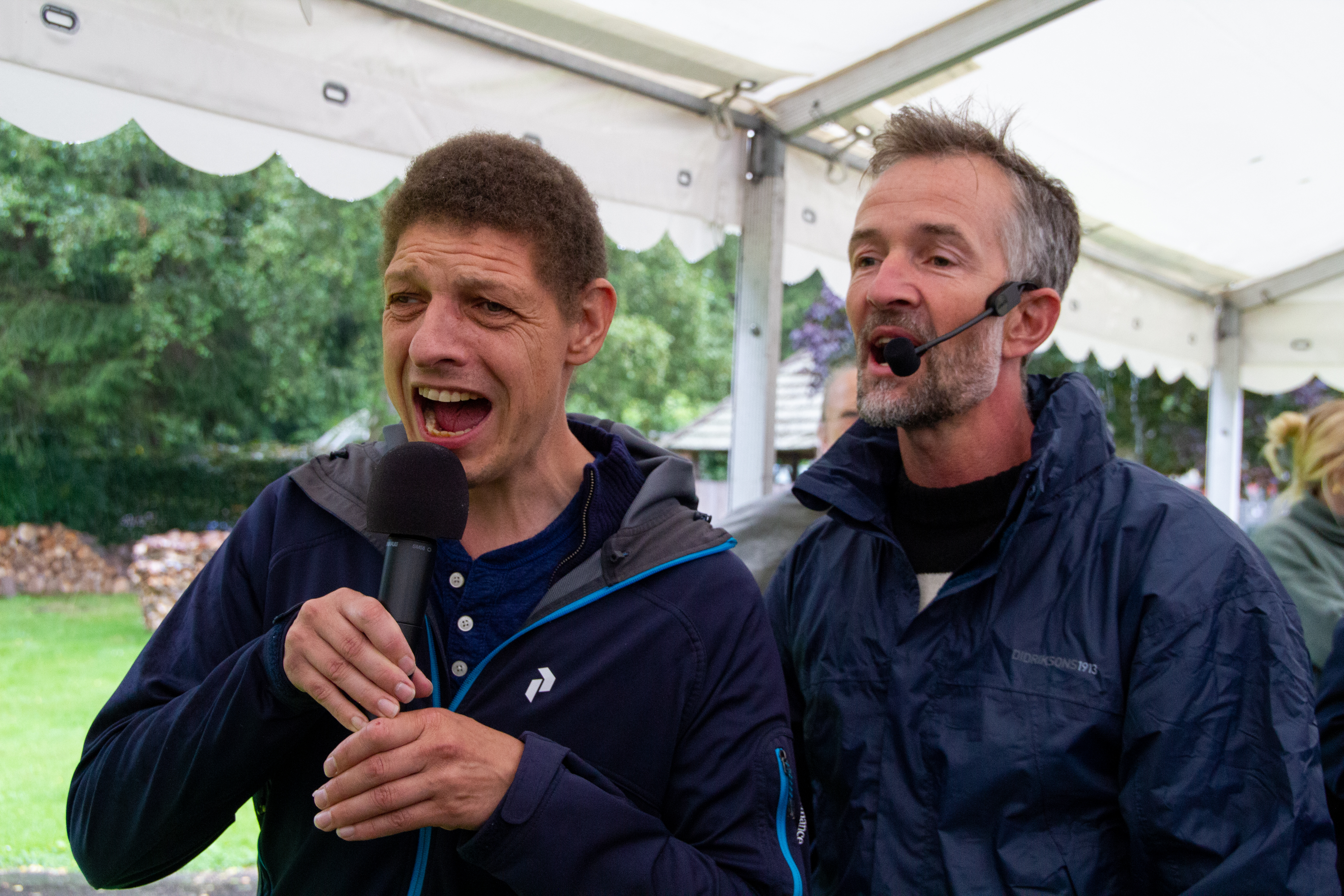 Jesper Skov fra Bredegaard giver den gas i sing-a-long-teltet.
