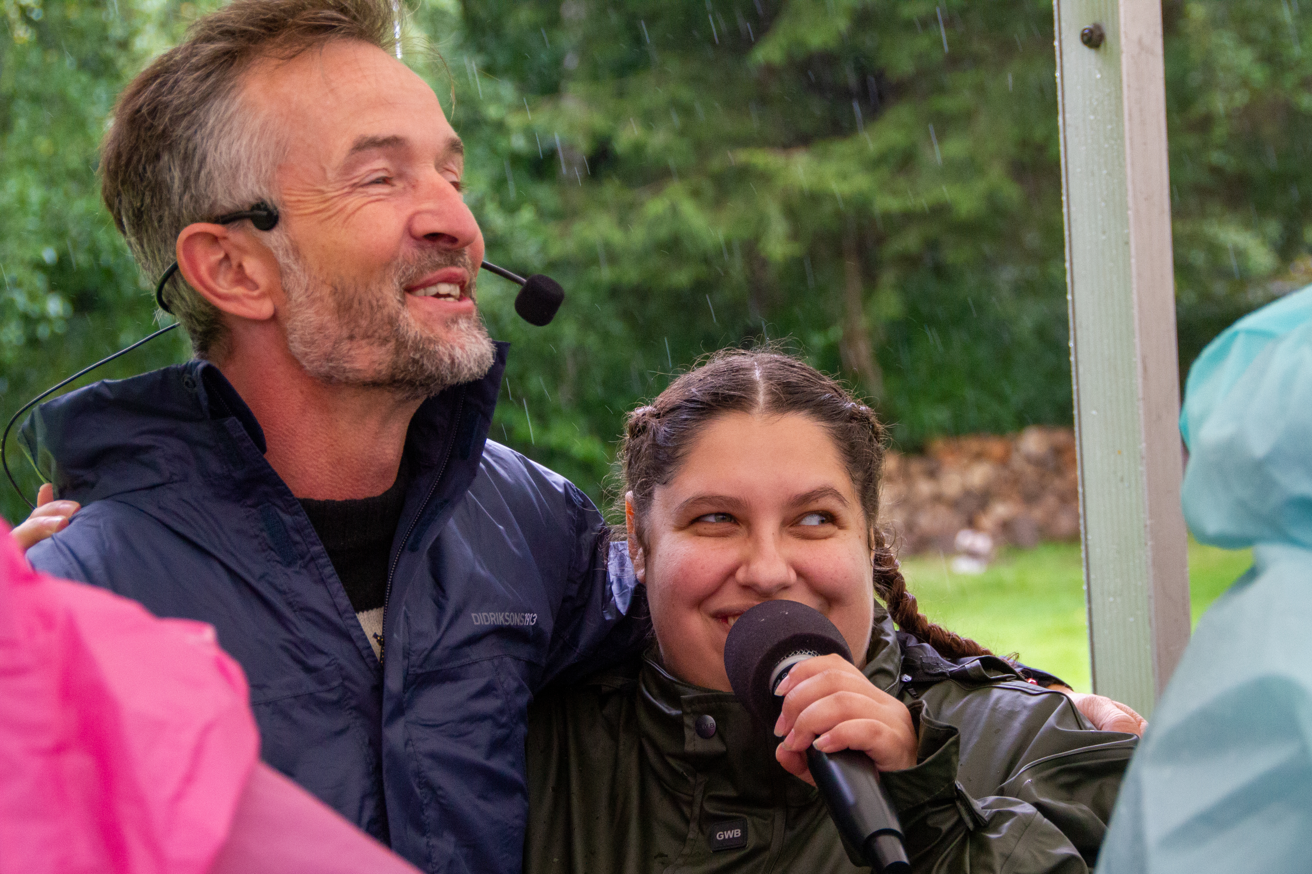 Sabrina fra Bredegaard synger for til sing-a-long med Kenneth og Kongsø i det lille telt.