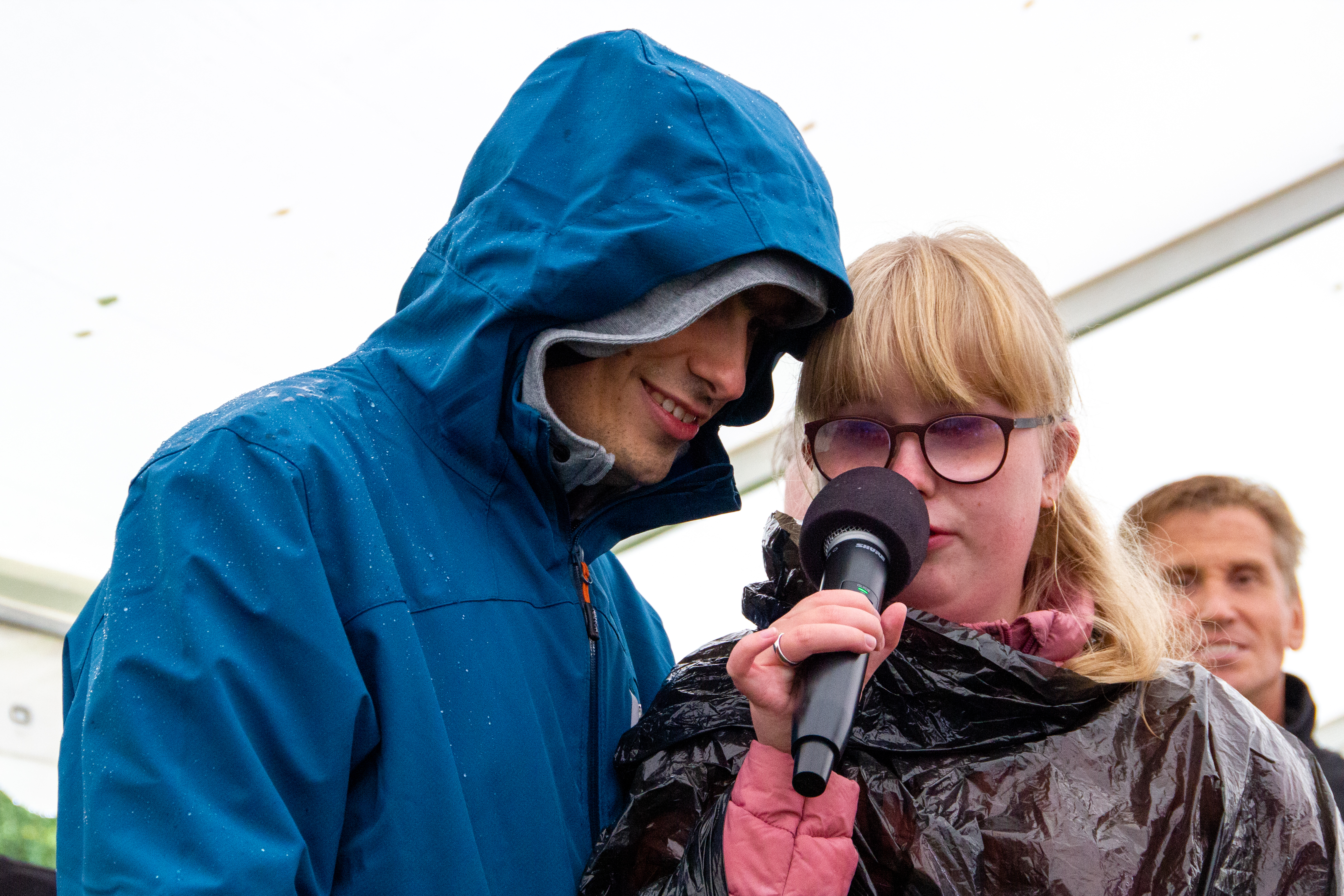 En duo synger for i sing-a-long-teltet. 