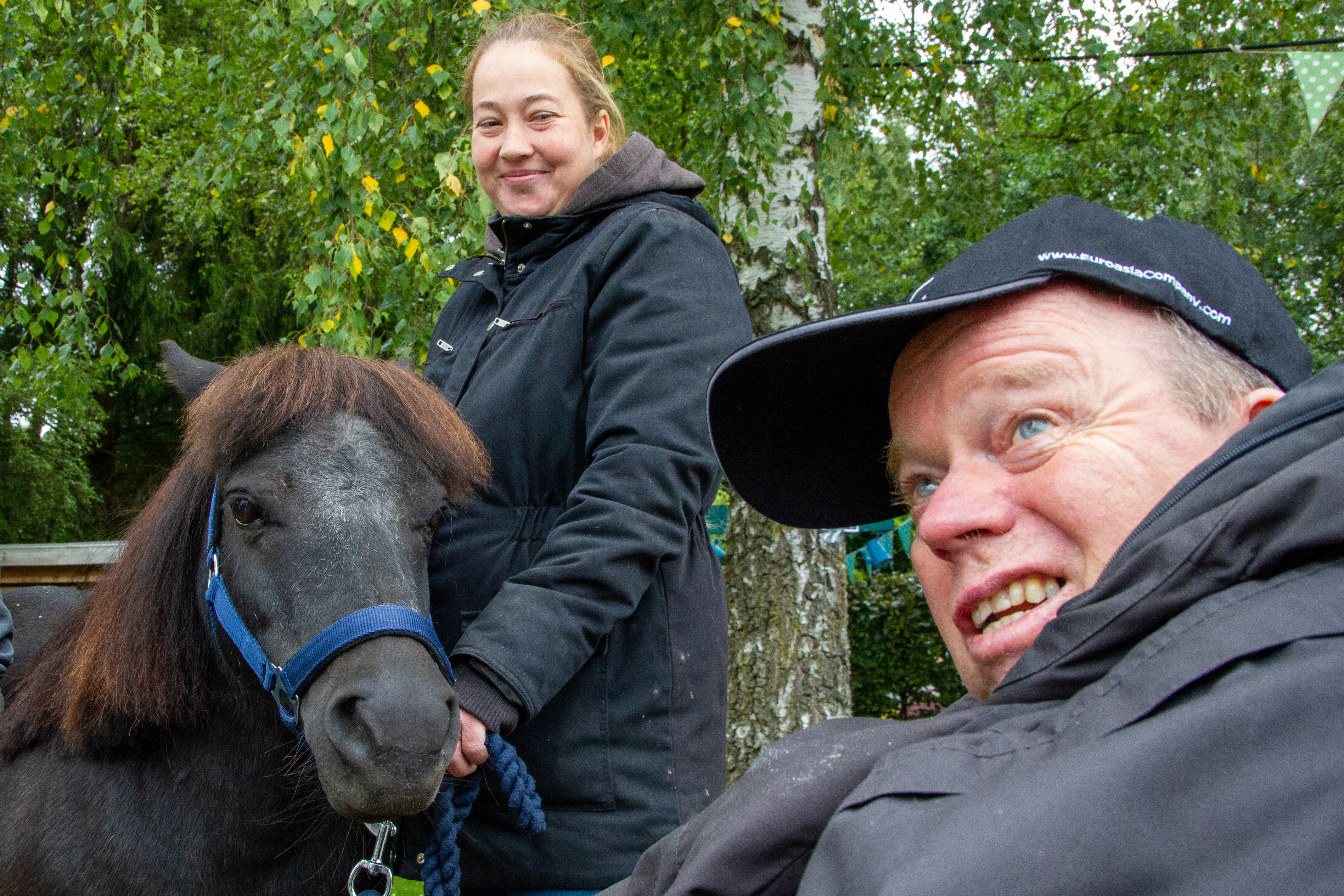 Søren hilser på besøgsponyen Monamie.