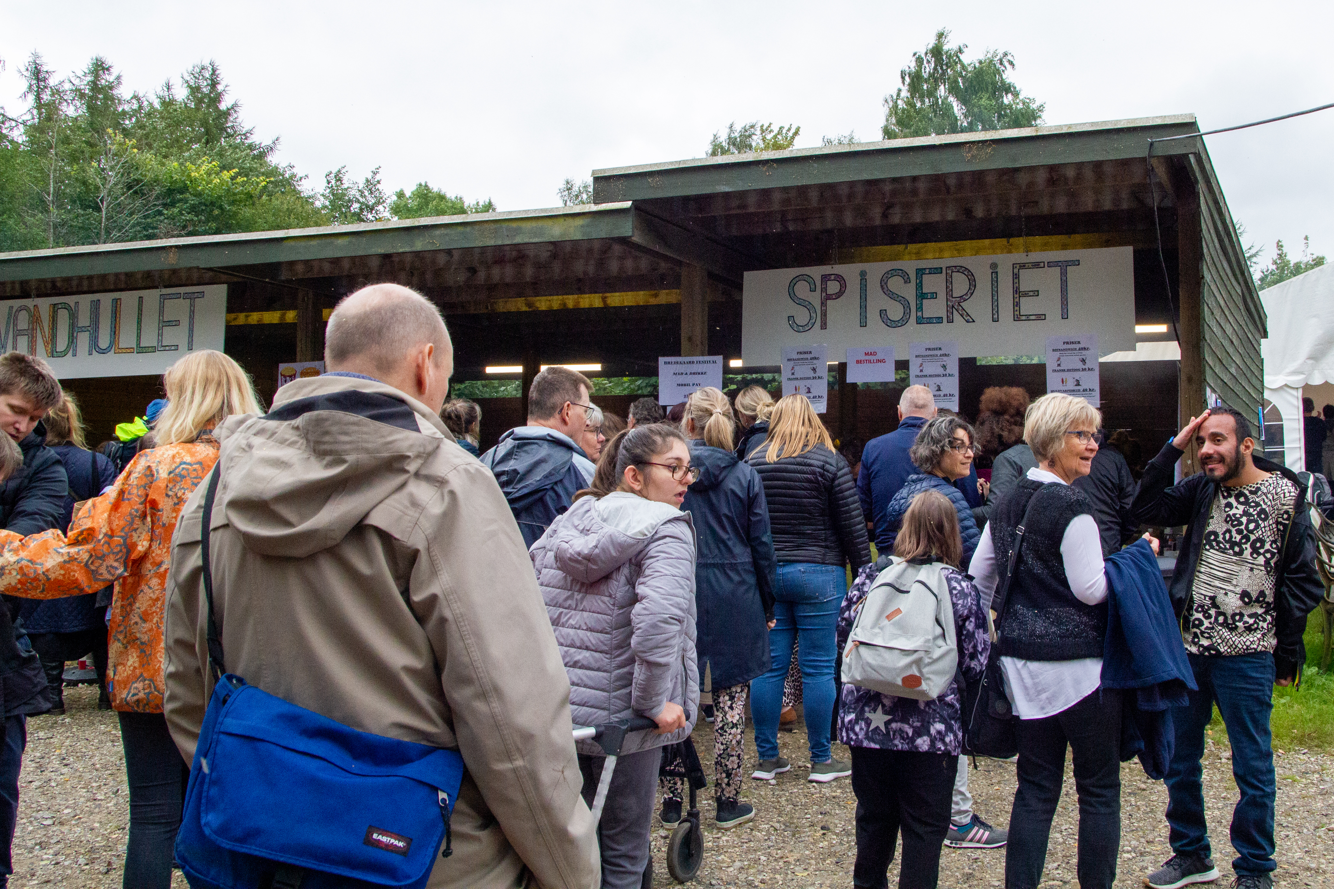 Køen til Spiseriet hvor man kunne købe økologiske bøfsandwich, hotdog og muldvarpeskud.