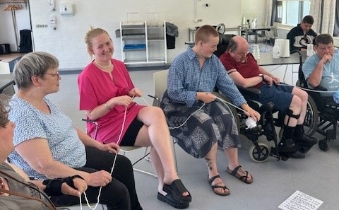 Isabella og Julie (i midten) har været i praktik på Bredegaard i to måneder. De studerer til psykomotoriske terapeuter og på deres sidste dag, stod de for en række aktiviteter.  