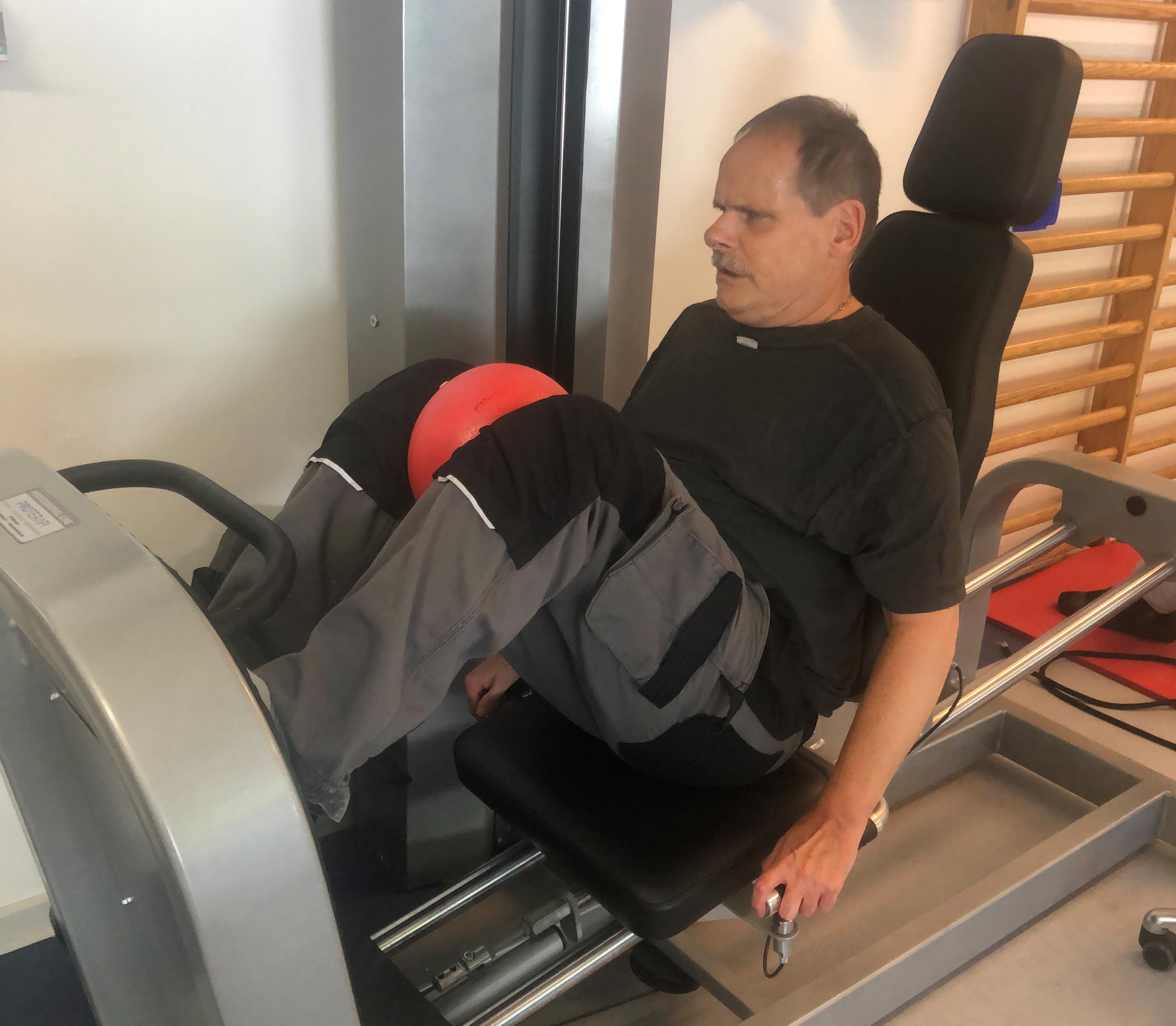 Allan på benpresmaskinen.