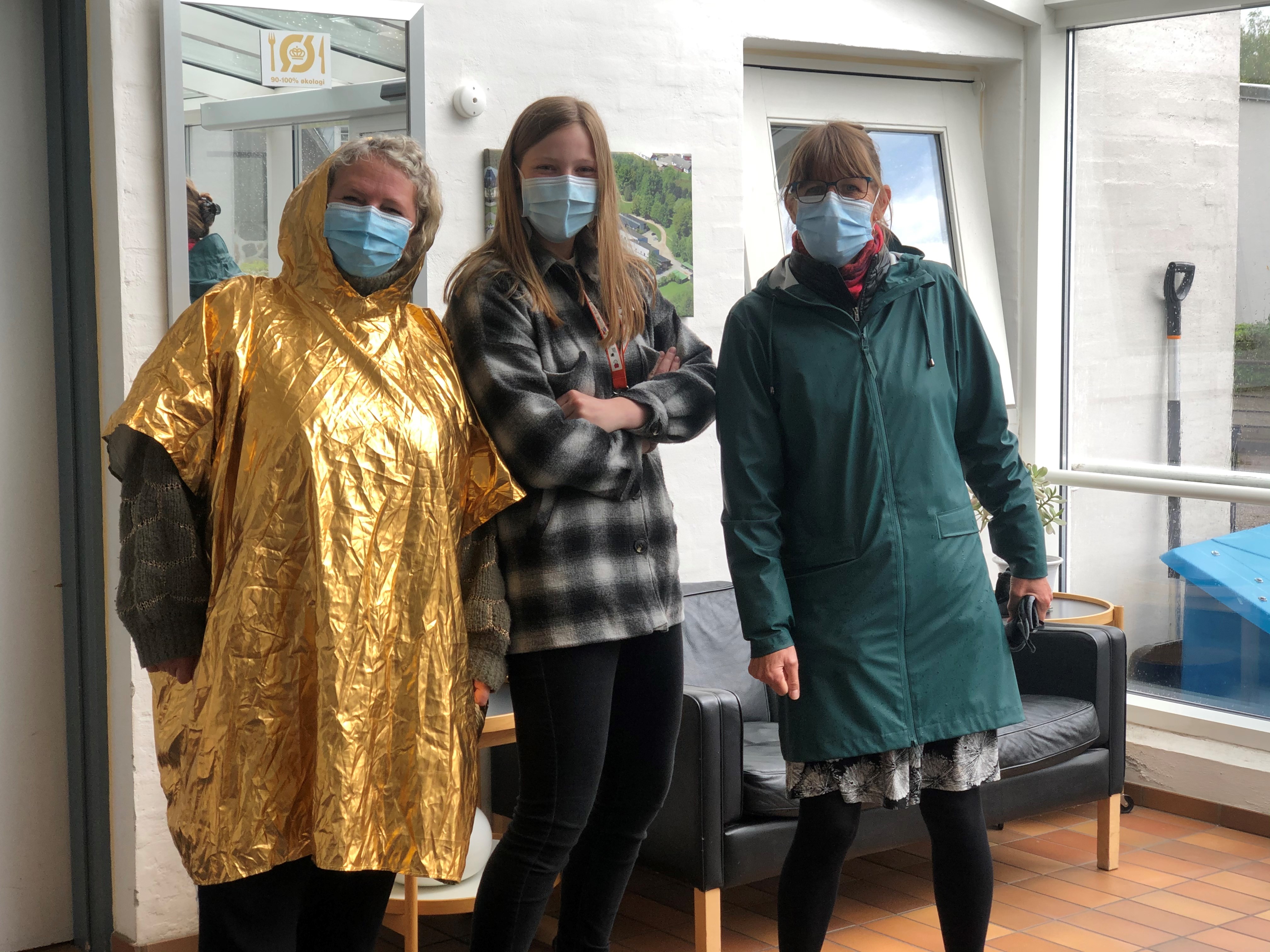 Mobility i al slags vejr. Anne Krag med ergoterapeutstuderende Solveig og Louise. Alle i regntøj. 