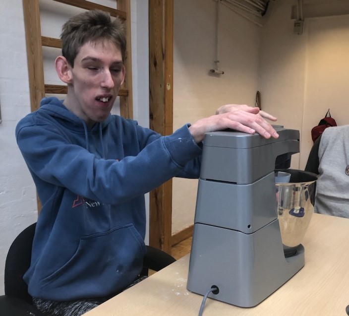 Mateusz holder på røremaskinen mens den kører og mærker vibrationerne.