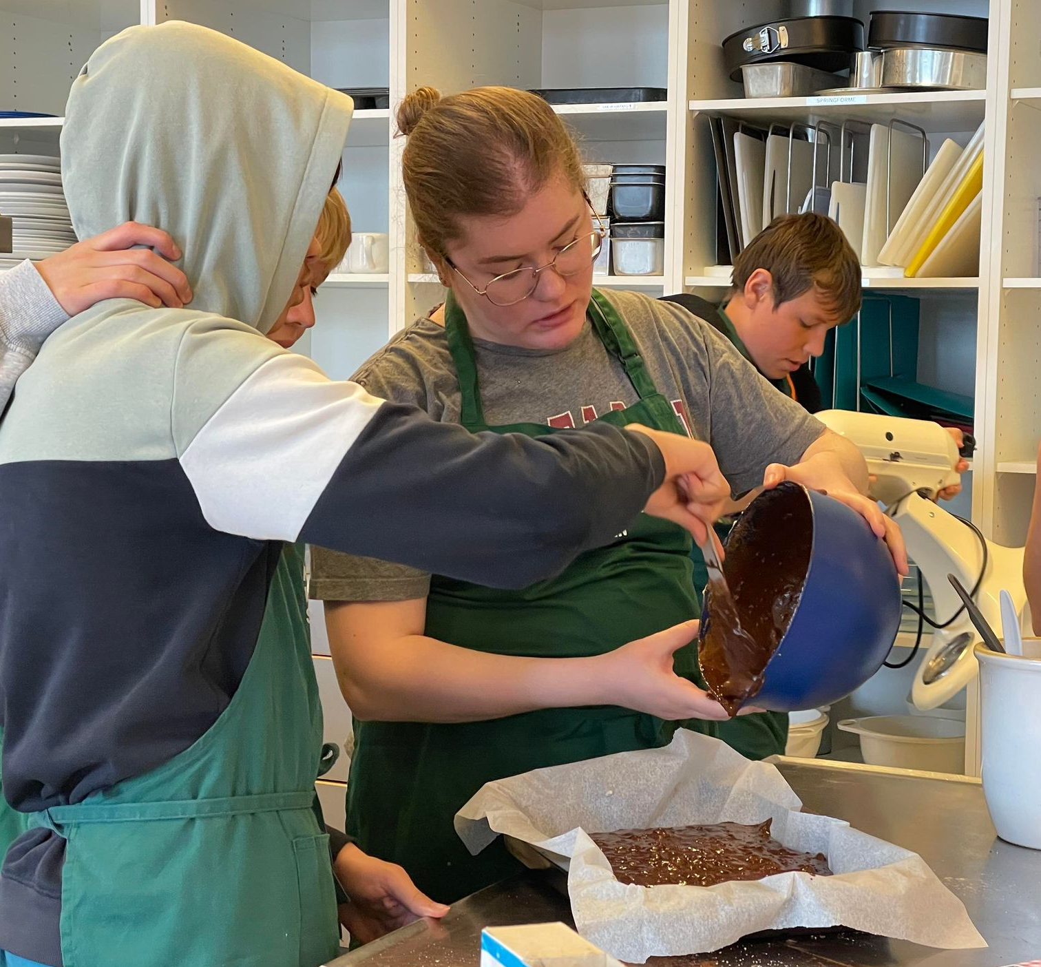 Bethany hjælper med at hælde dej over i en form