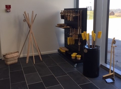 På billedet ses et udsnit af de forskellige børster der produceres og sælges i butikken