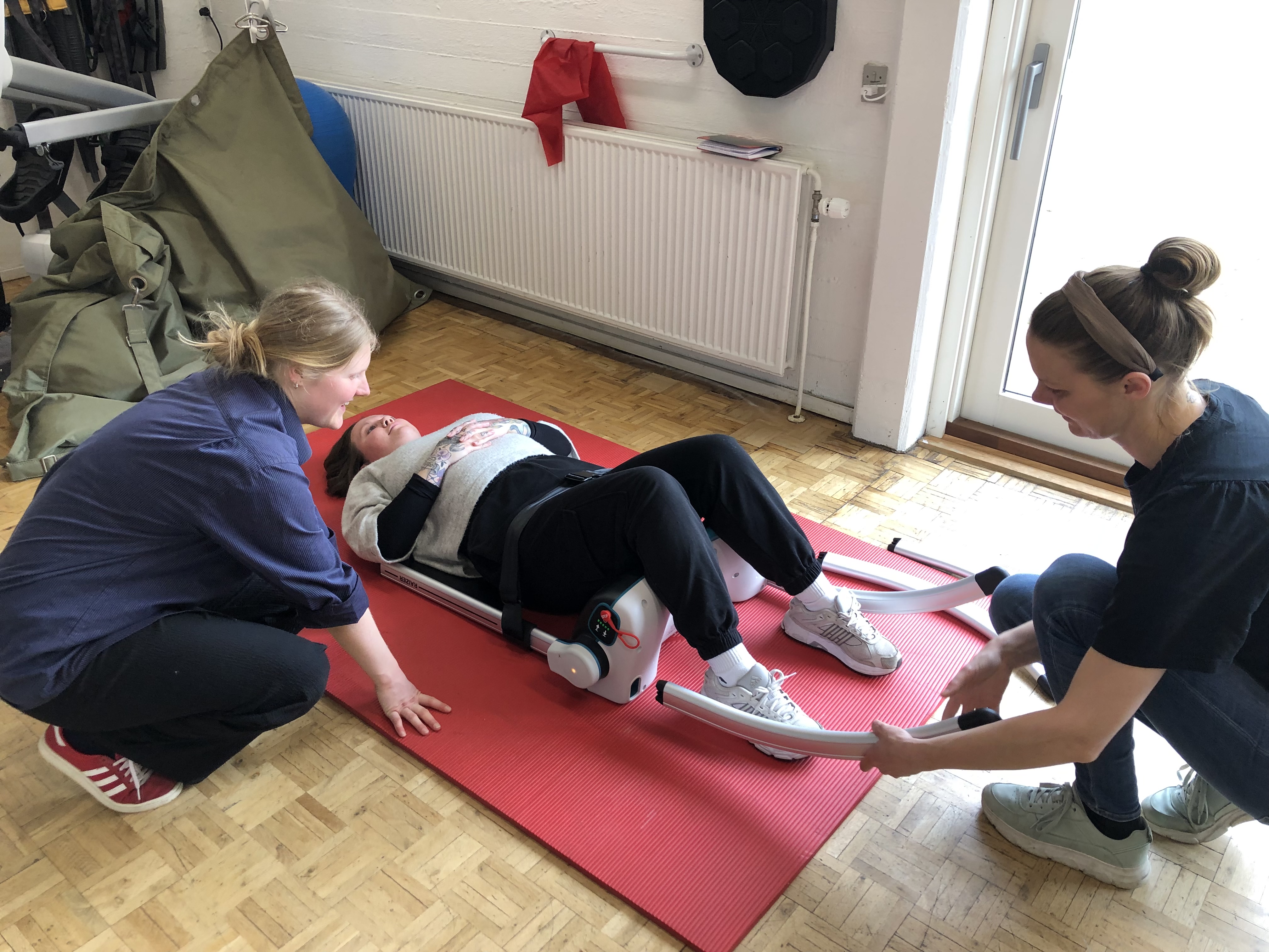 Joan og Rikke underviser Emilie og Laura i forflytning. 