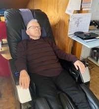 Foto 3: Jan får sig en omgang massage i massagestolen på dagtilbuddet.
