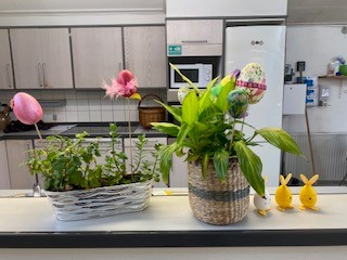 Foto 4: Påskepynt og fine blomster i hus D's køkken.