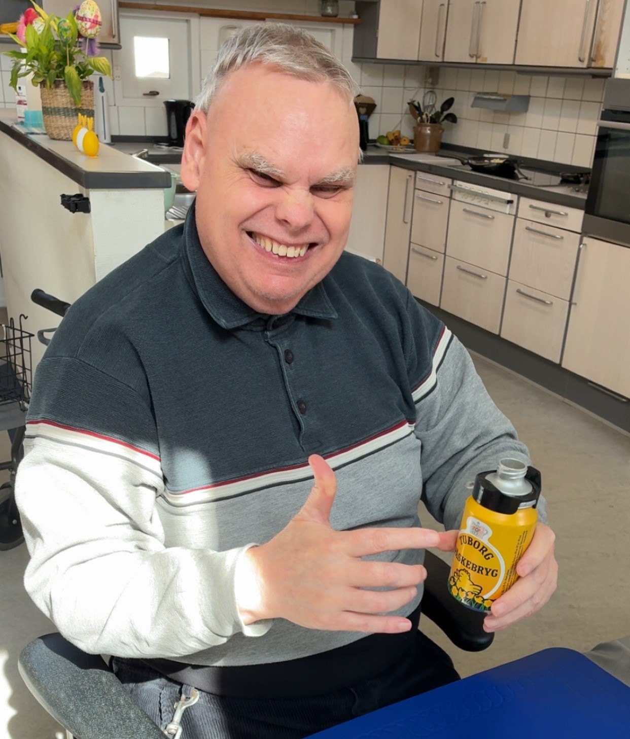 Foto 1: Smilende Dan ønsker alle en god påske med en påskebryg i hånden.
