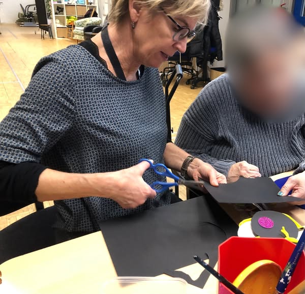 Anne hjælper bruger med at klippe fastelavnspynt.