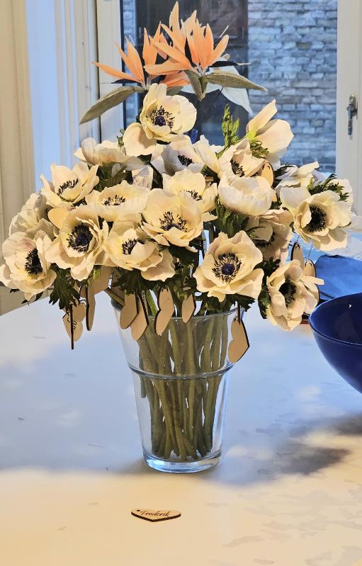 Buket af de flotte blomster med skiltene på grenene.