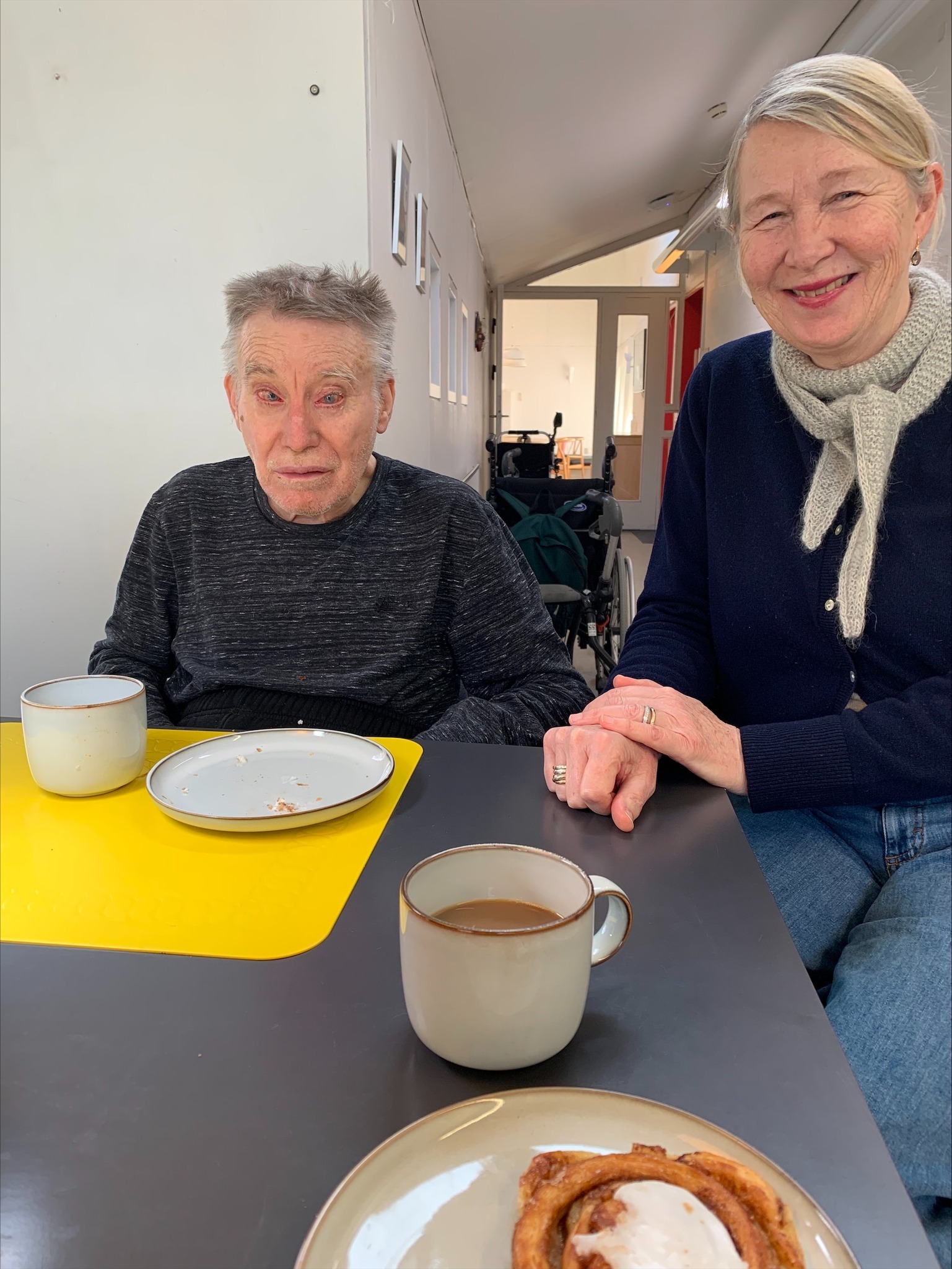 Ole og Anne Marie hygger sig med kaffe og wienerbrød.