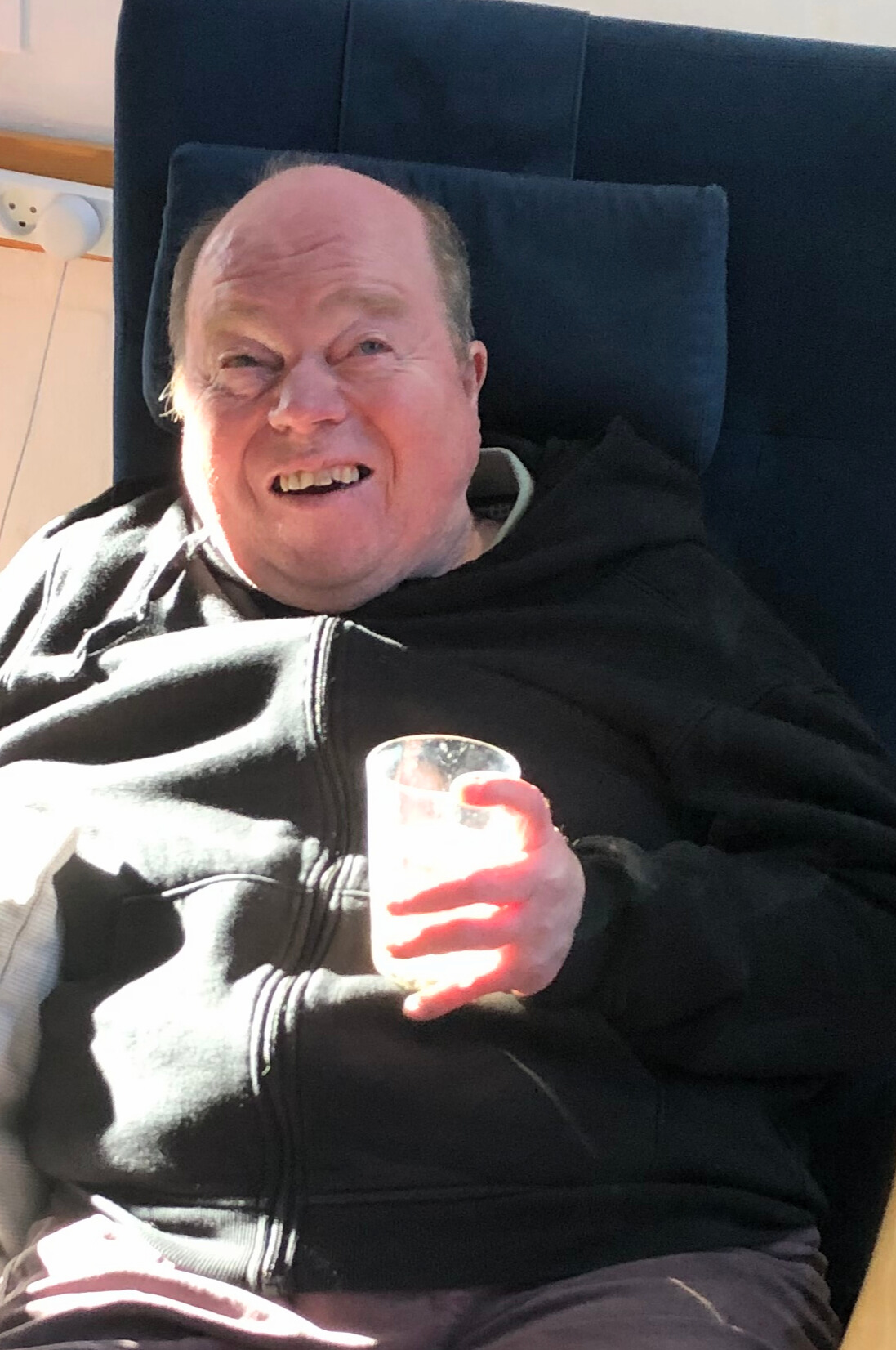 Søren er yderst tilfreds med situationen og nyder ølsmagningen.