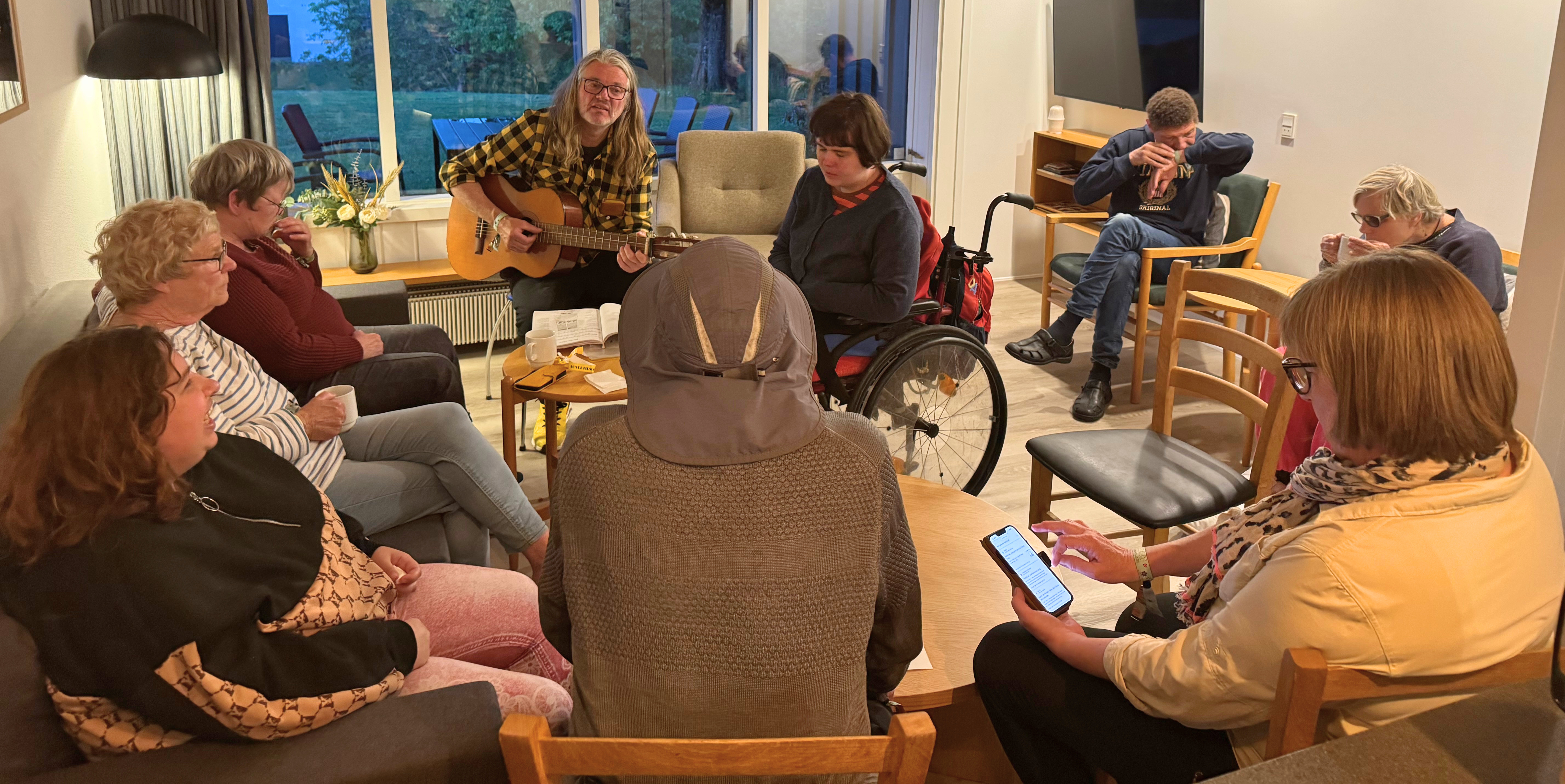 Fællessang og hygge på beboerferien til Skanderborg. 