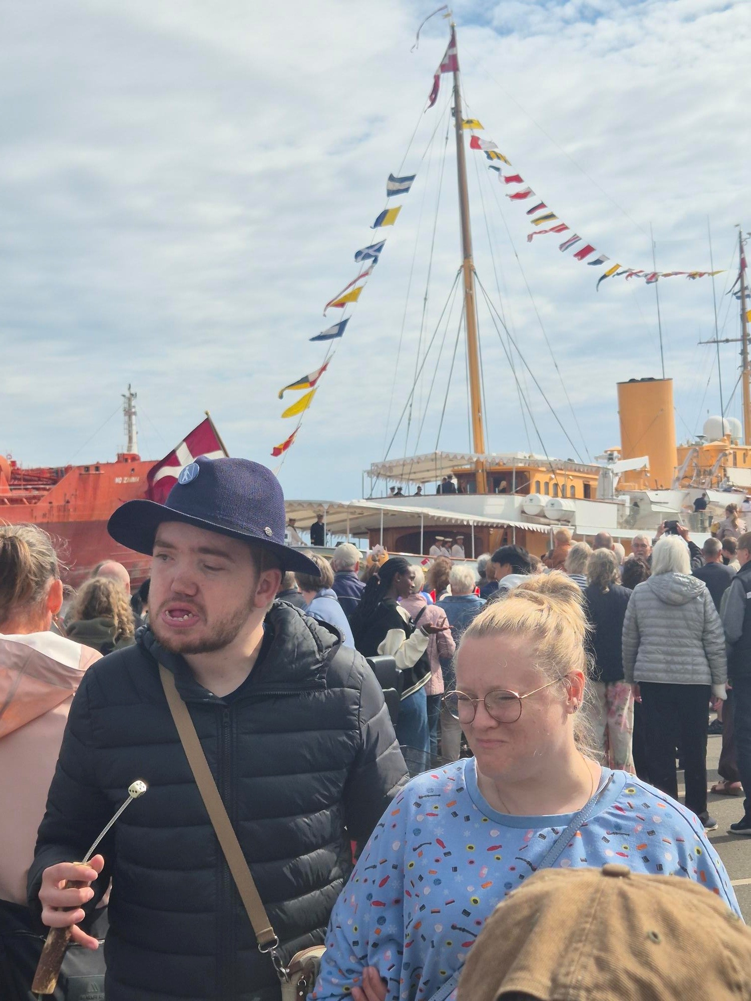 Jacob og Nadia på havnen i Grenaa, hvor Kongeskibet lagde til. 