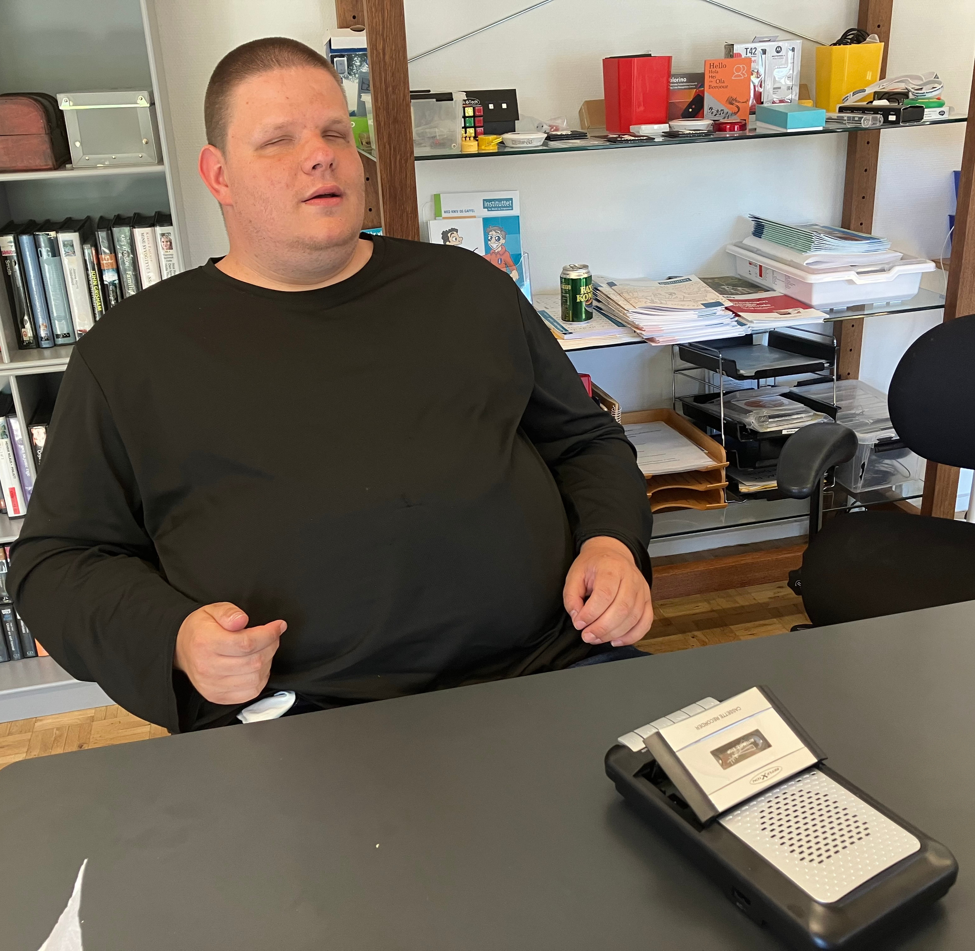 Nichlas i IT-caféen med sin nye båndoptager, der kan afspille gamle kassettebånd. 
