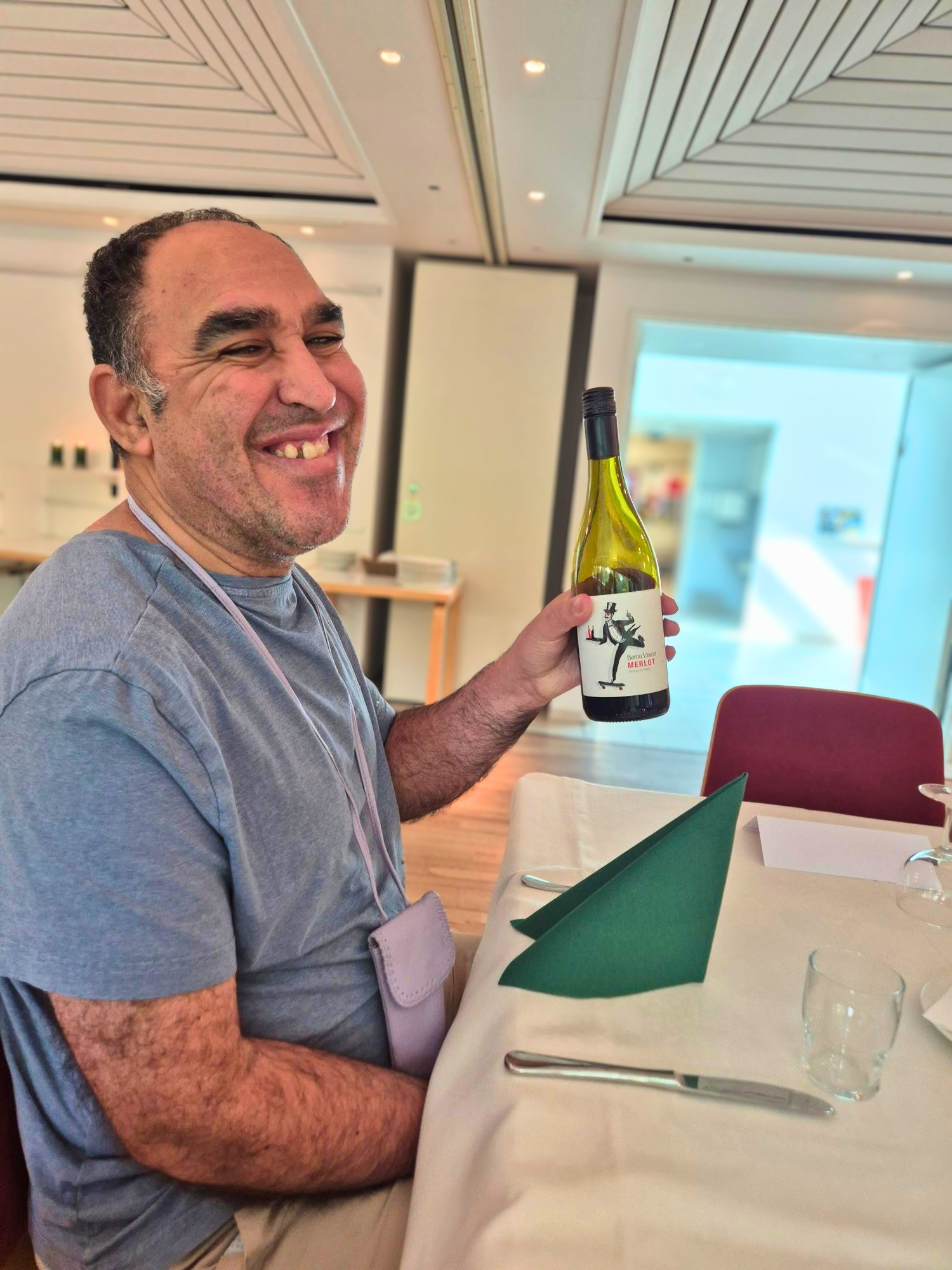 Yakup med en flaske vin på en restaurant.  