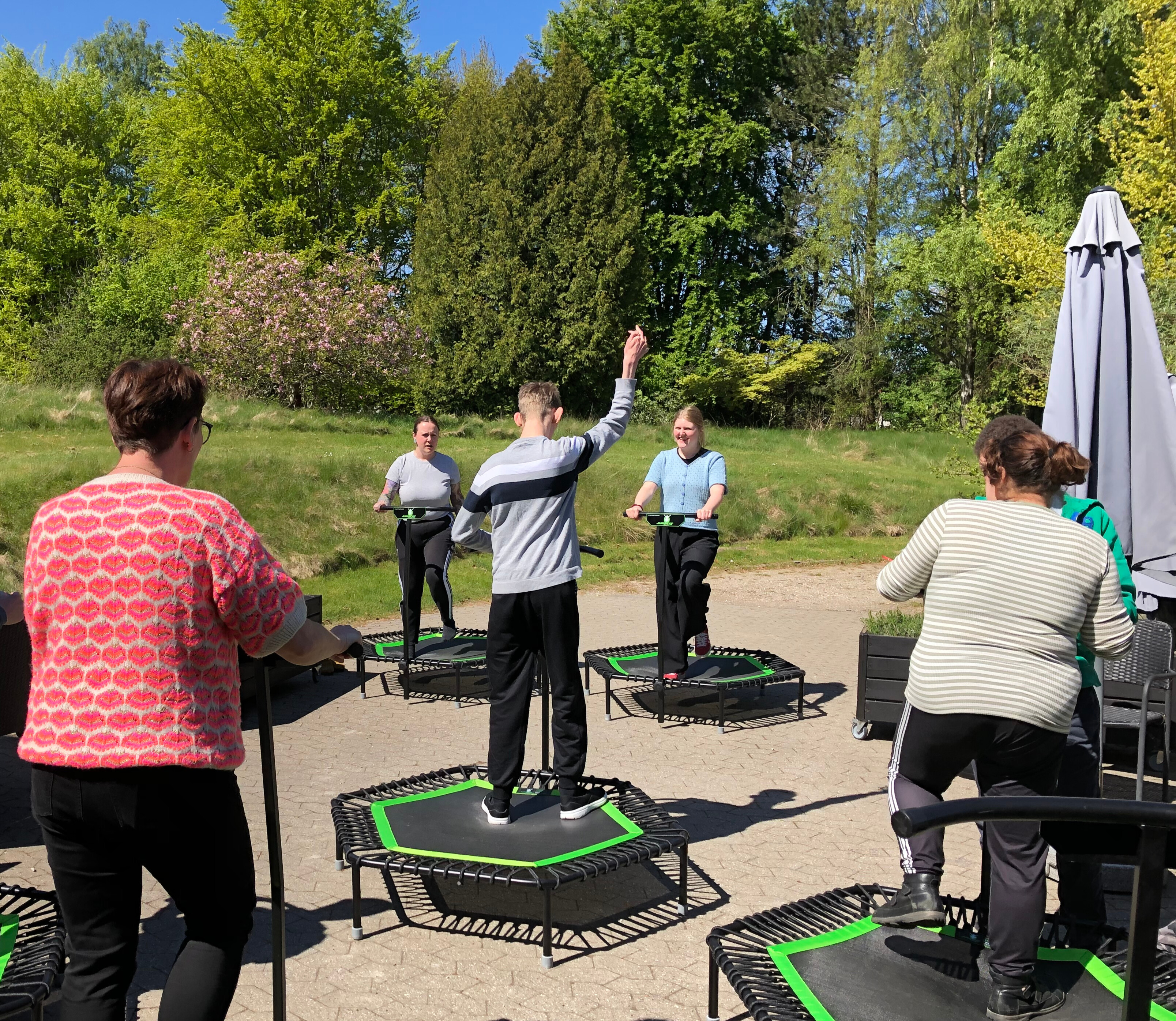 De to pyskomotorik-studerede Laura og Emilie står for trampolin-fitness i værkstedsgården. 