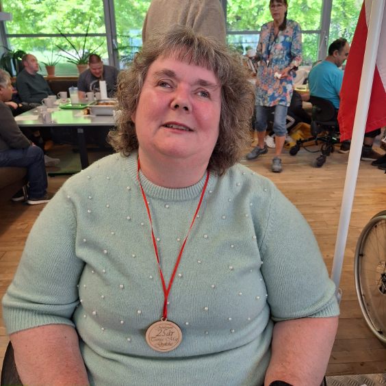 25-års jubilaren Tanja Maj med sin flotte medalje. 