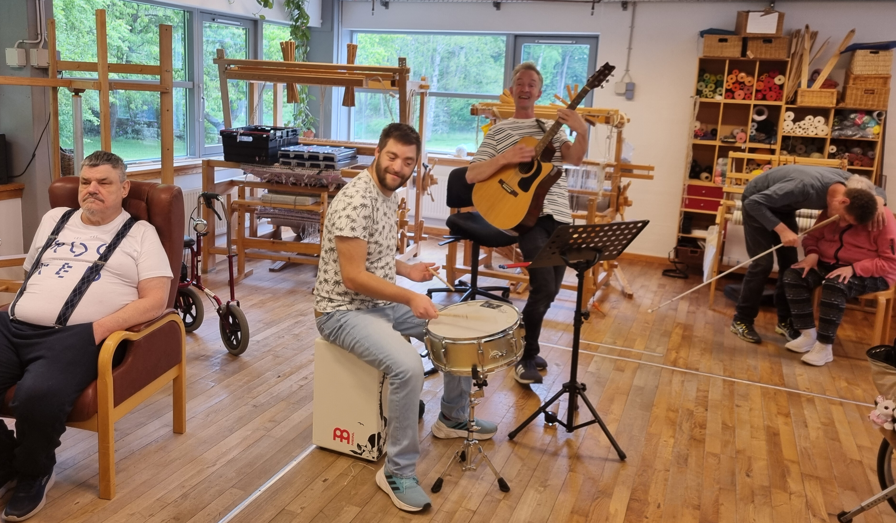Sang over hækken i væveriet. Lars på akustisk guitar og Stefan på trommer. 