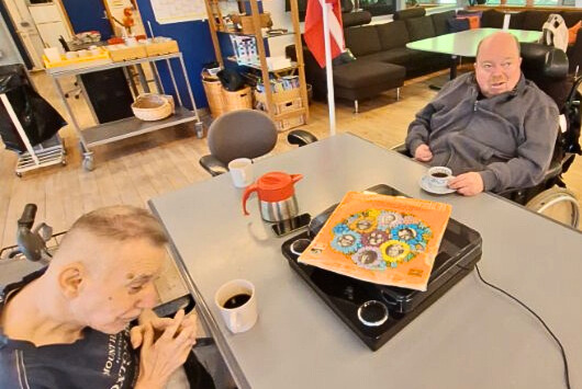 Ole og Søren lytter til gamle plader, drikker kaffe og mindes de gode gamle dage med gode snakke. 