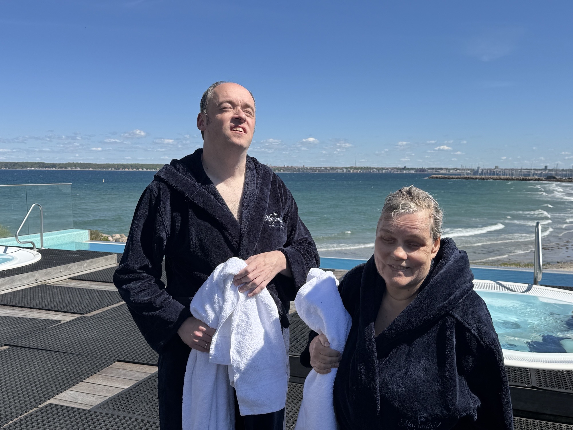 Lars og Tania pakket godt ind i bløde morgenkåber ved den udendørs jacuzzi på Marienlyst strandhotel.