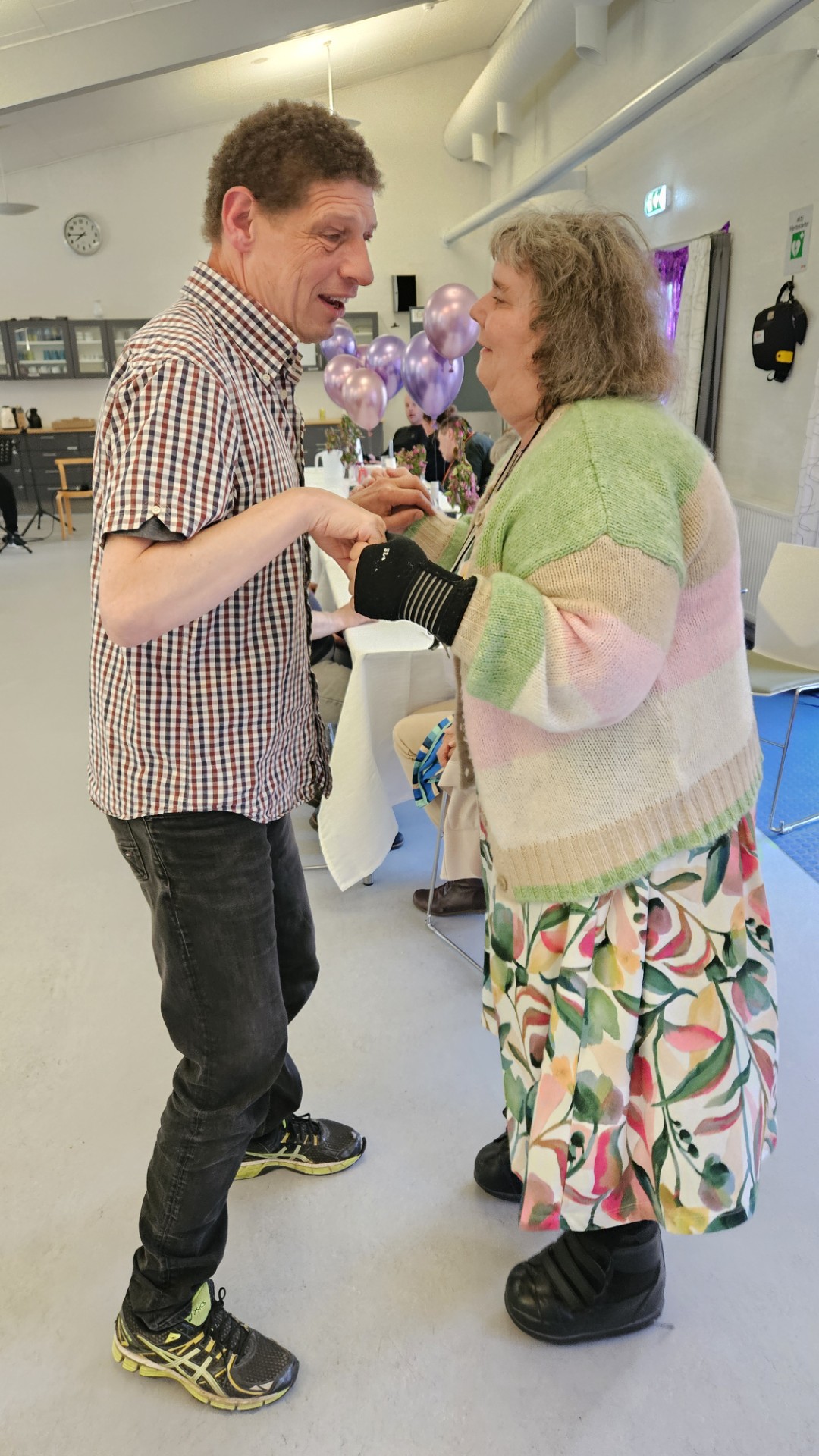 Lørdag d. 10. maj fejrede Tanja sit jubilæum med en fest i spisestuen. Her danser hun med Jesper Skov. 