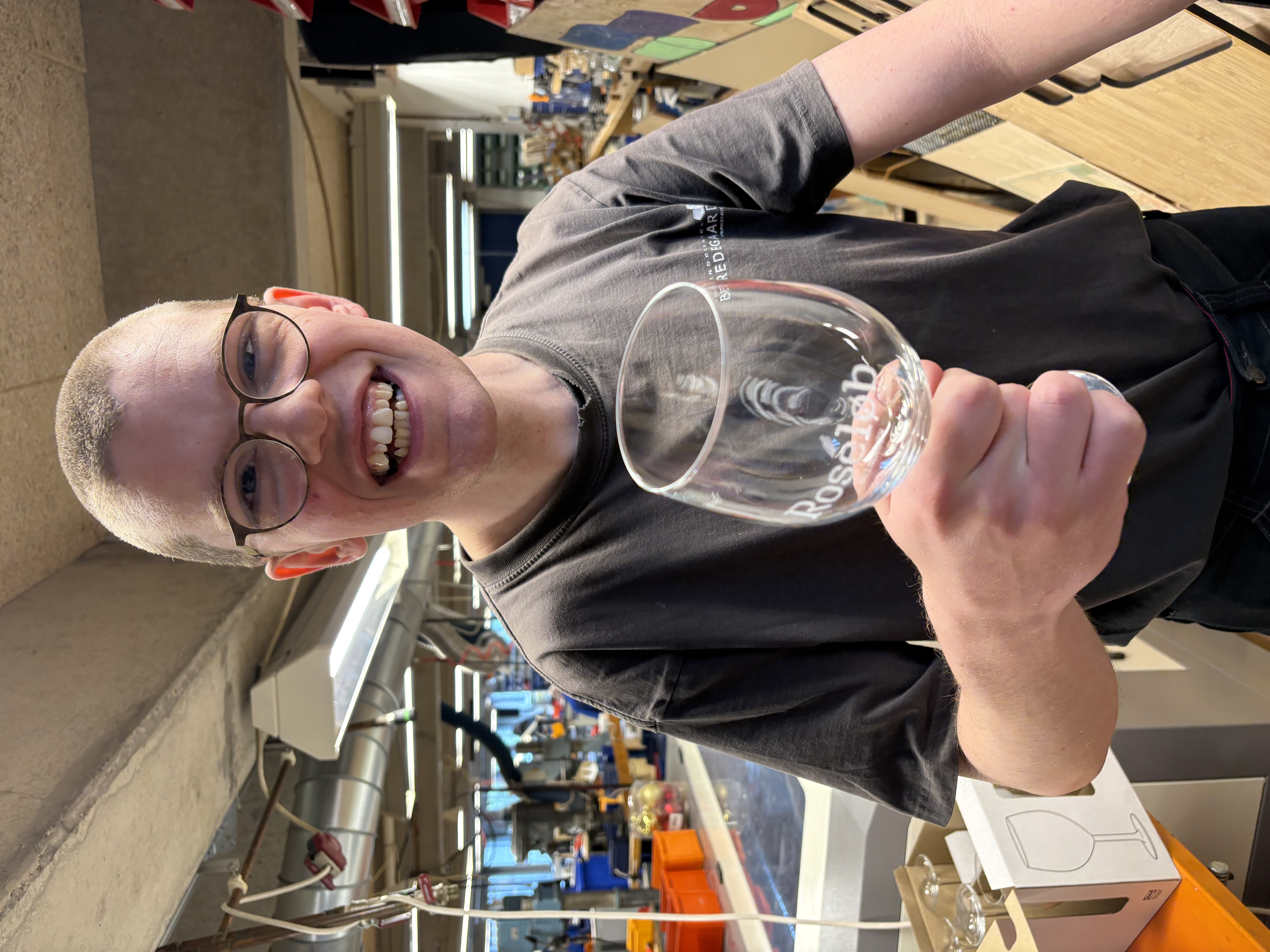 Alexander viser de flotte glas med påskriften "Roséløbet 2026."