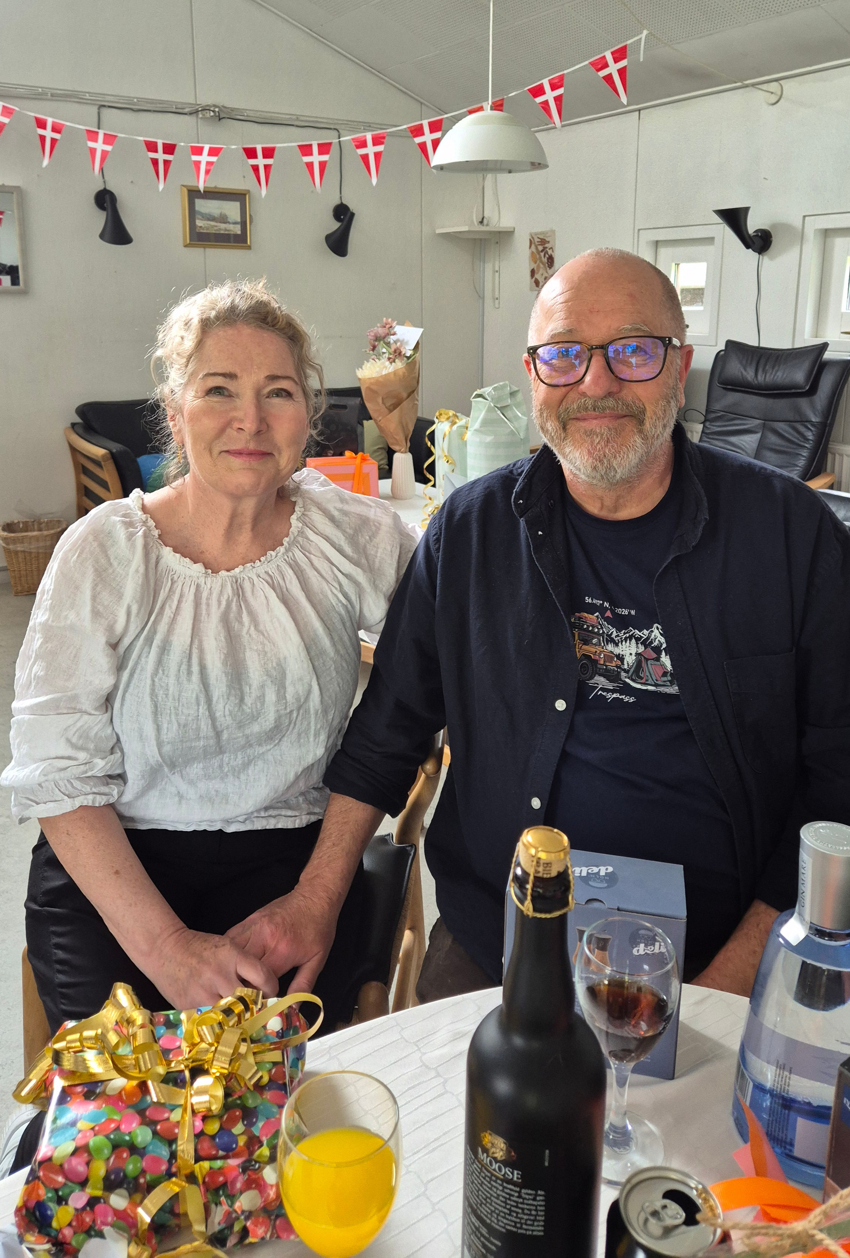 Gitte og Hans sidder sammen ved bordet. 