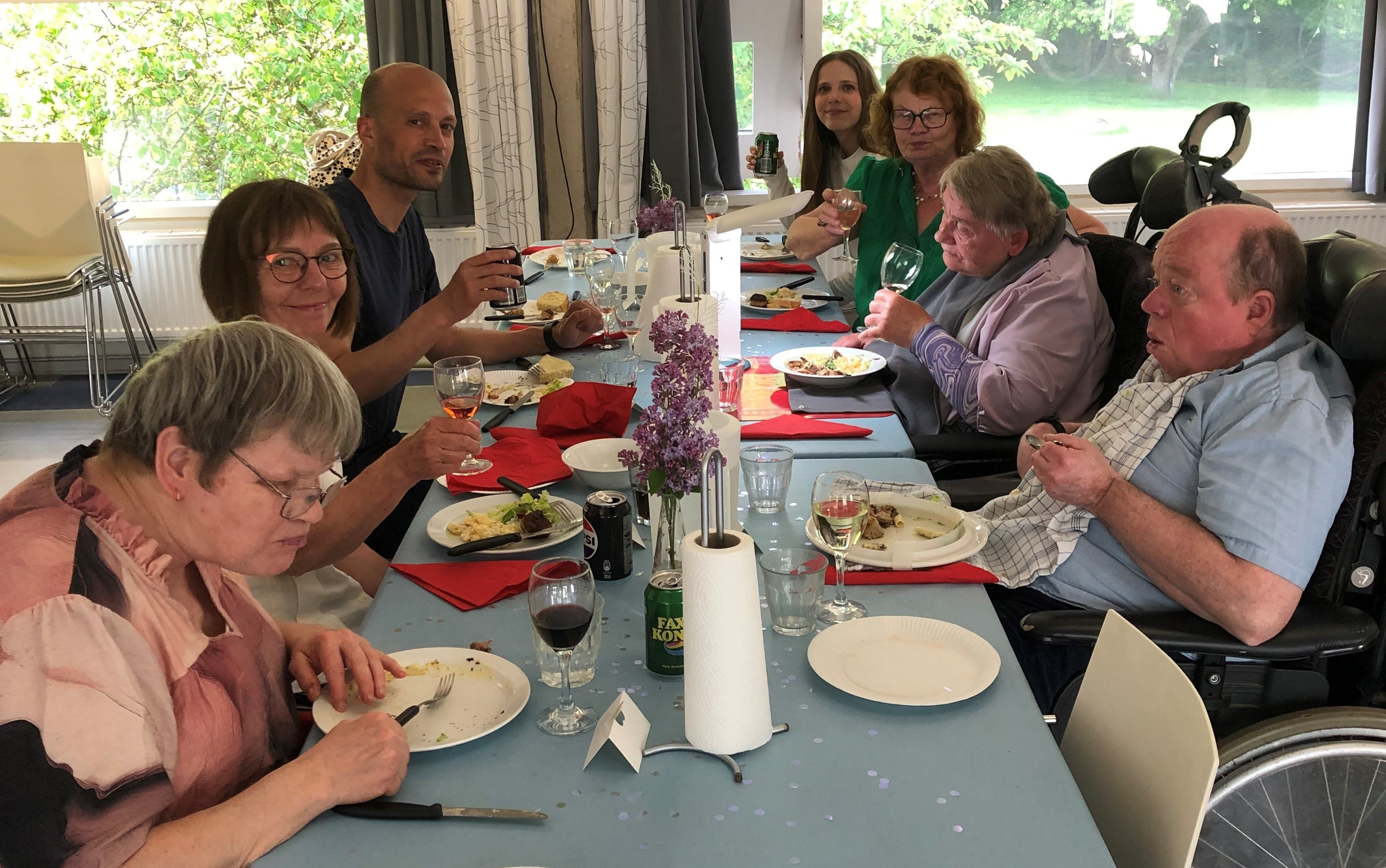 Ingelise ved det festpyntede bord i Spisestuen med sine venner og familie.