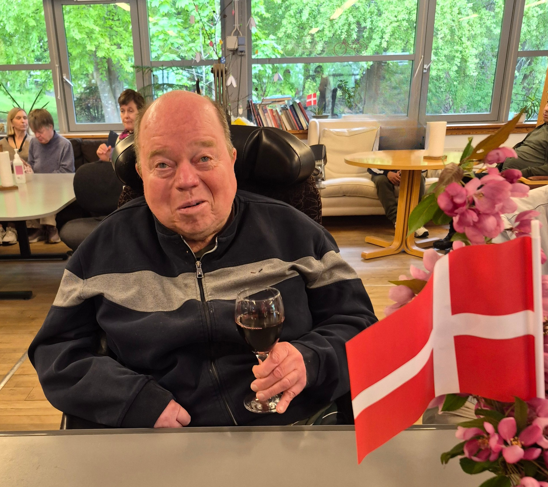 Søren i væveriet til sit jubilæum med et glas rødvin i hånden. 