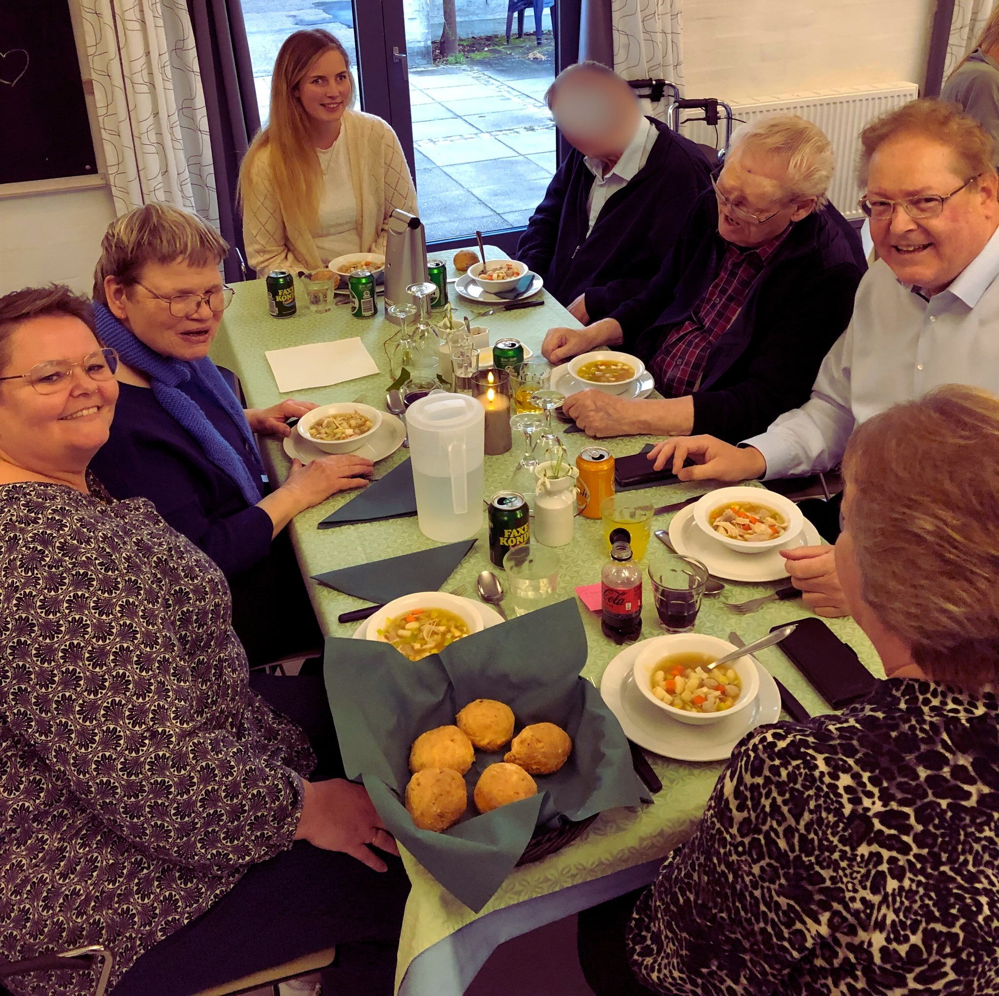 Hønsekødsuppe og kuvertbrød nydes til forret. Bordene er flot pyntet med lysegrønne duge og mørkegrønne servietter. 