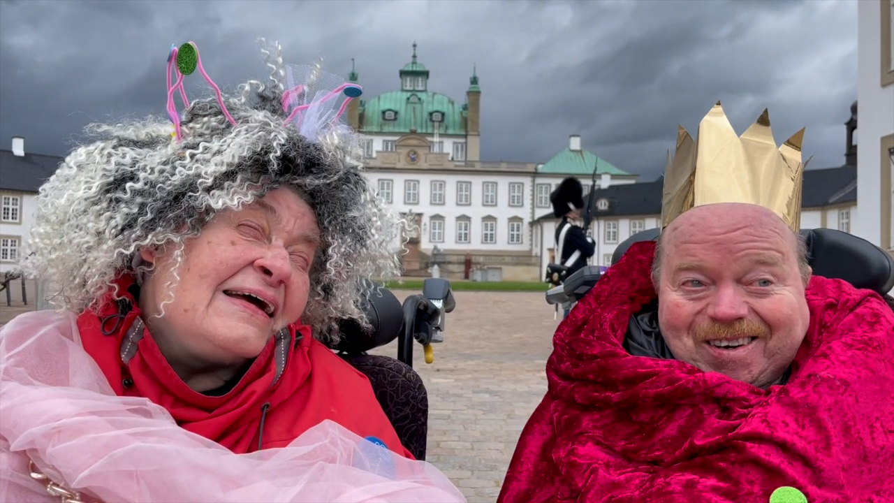 Ingelise og Søren som henholdsvis prinsesse og prins foran Fredensborg slot. 