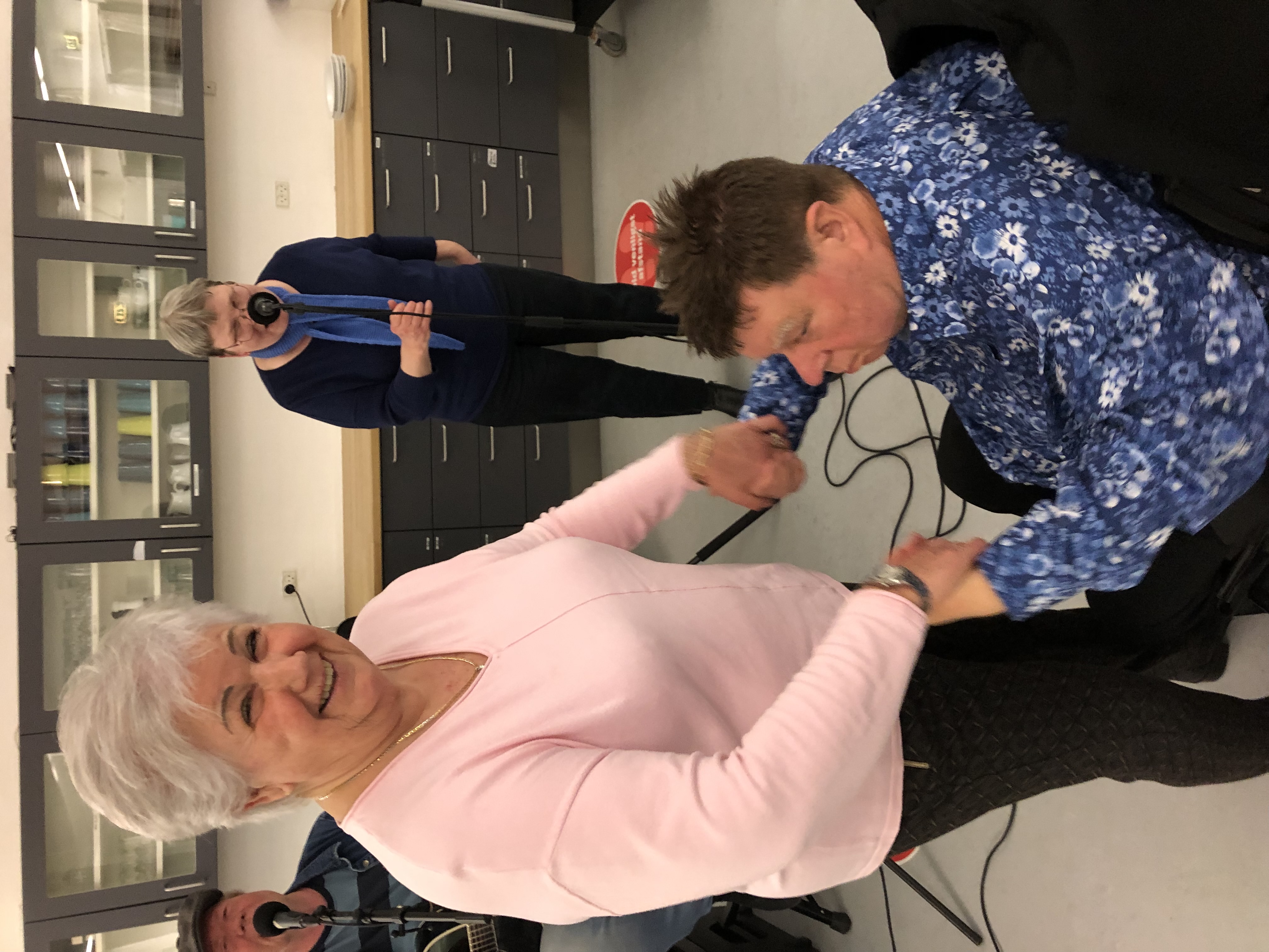 Jesper får sig en svingom mens Ulla synger. 