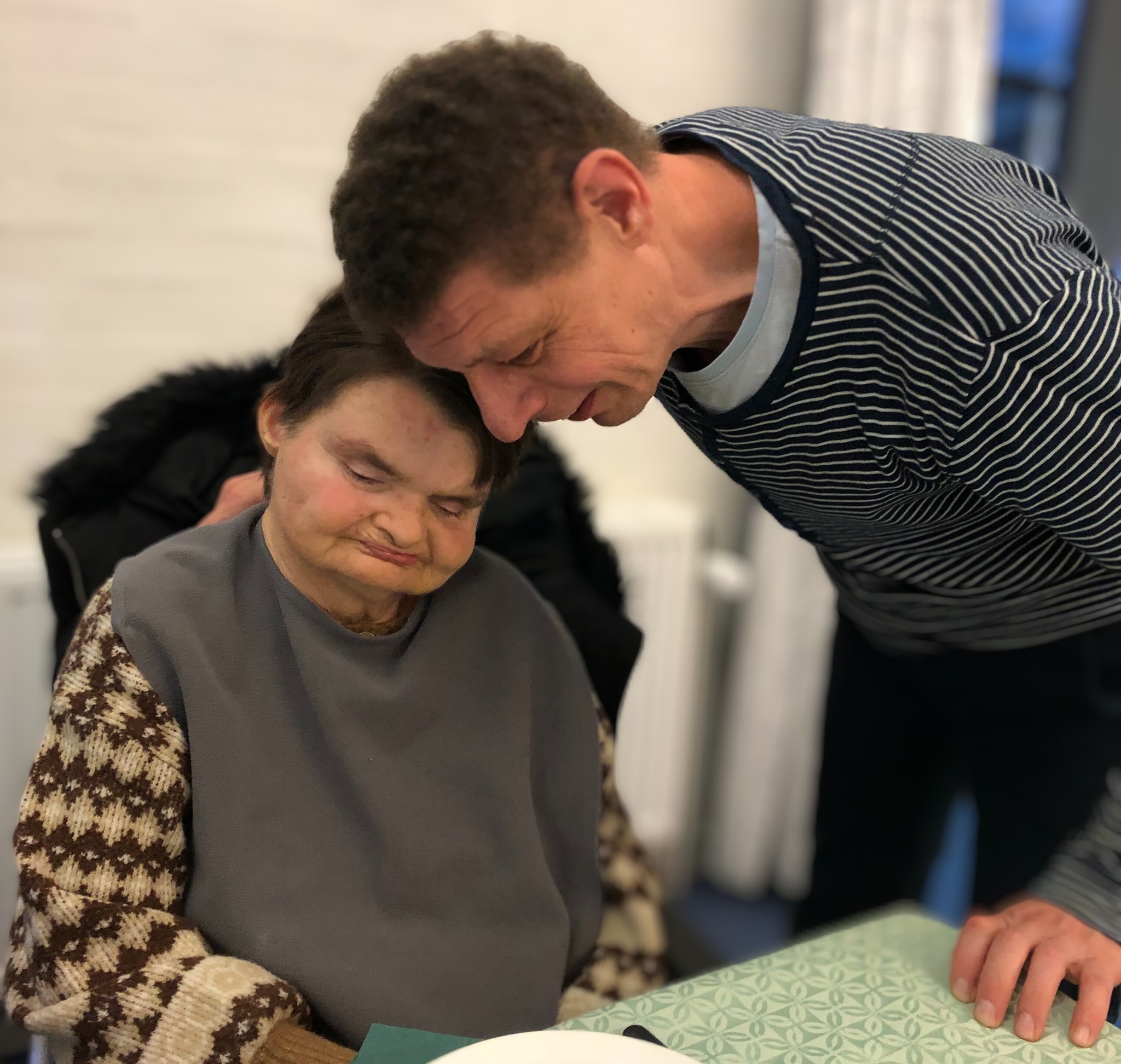 Jesper giver Lone en krammer. 