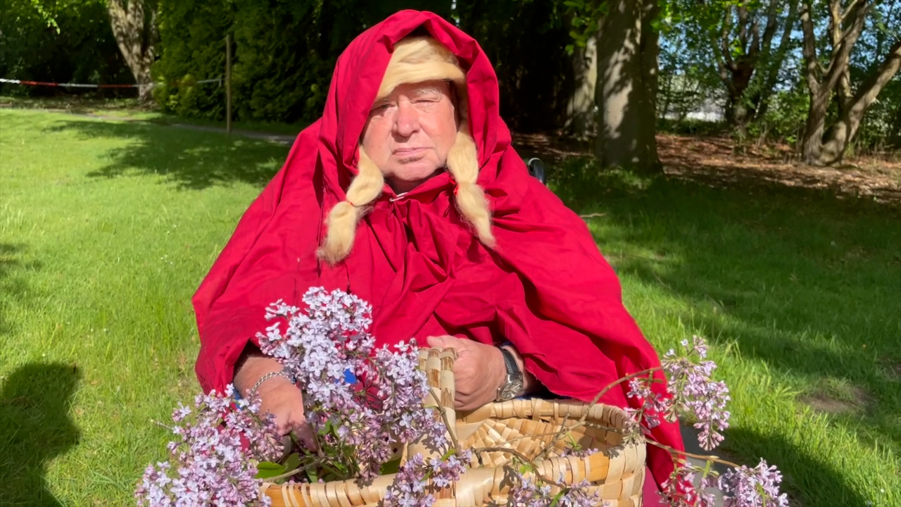 Jesper som den lille Rødhætte.