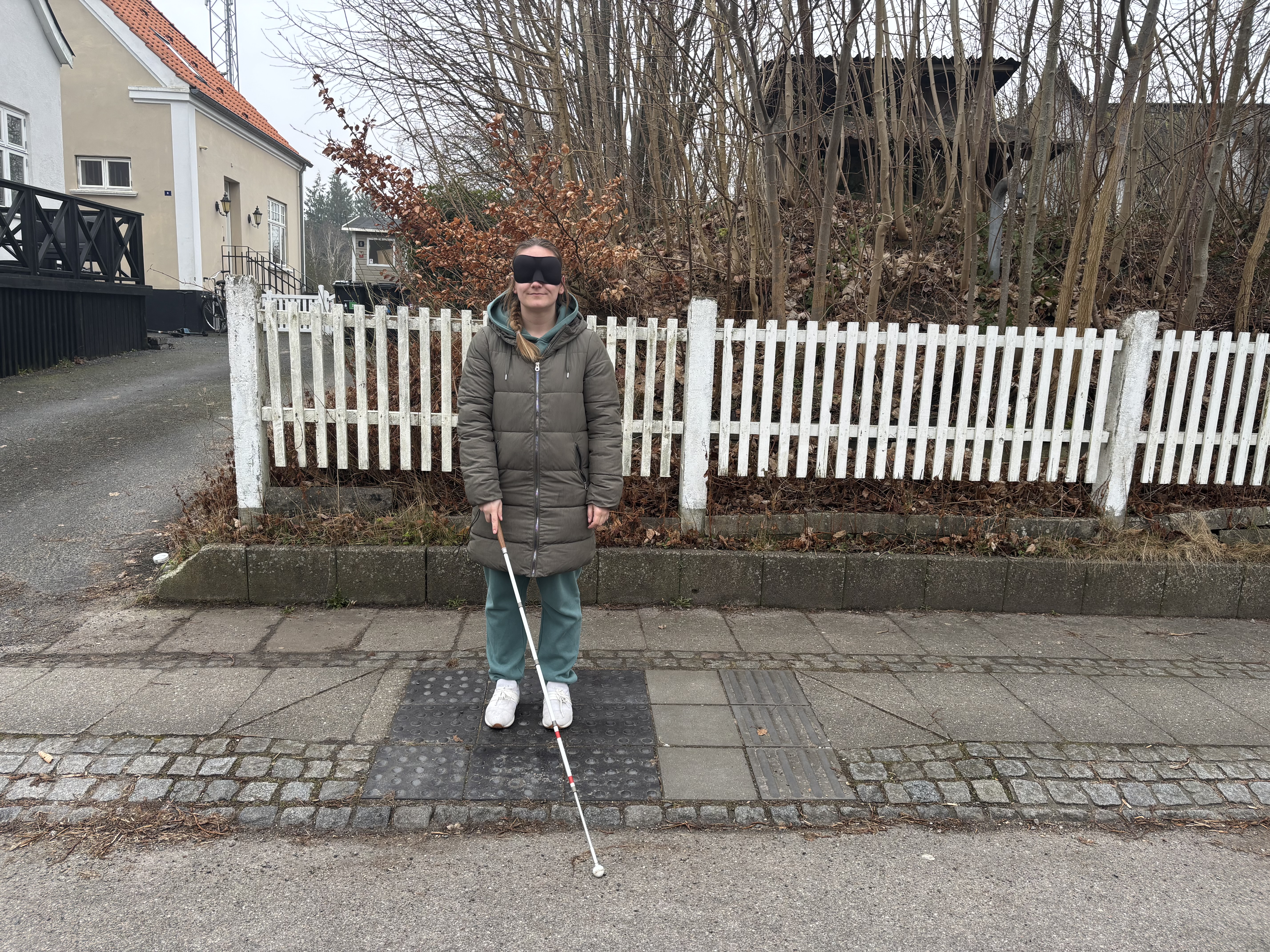 Michella øver pendulteknik med bind for øjnene og ørerne på stilke. 