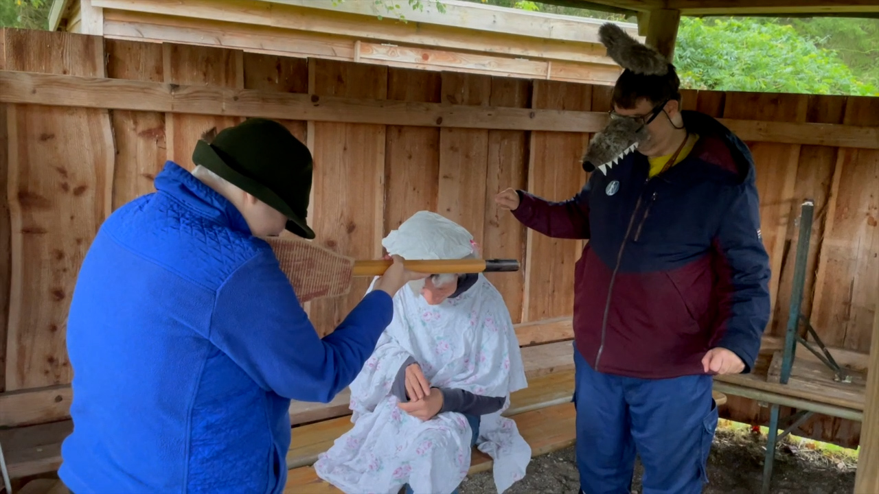 Kristina er jægeren, der redder bedstemor (Jesper) fra ulven (Jacob).