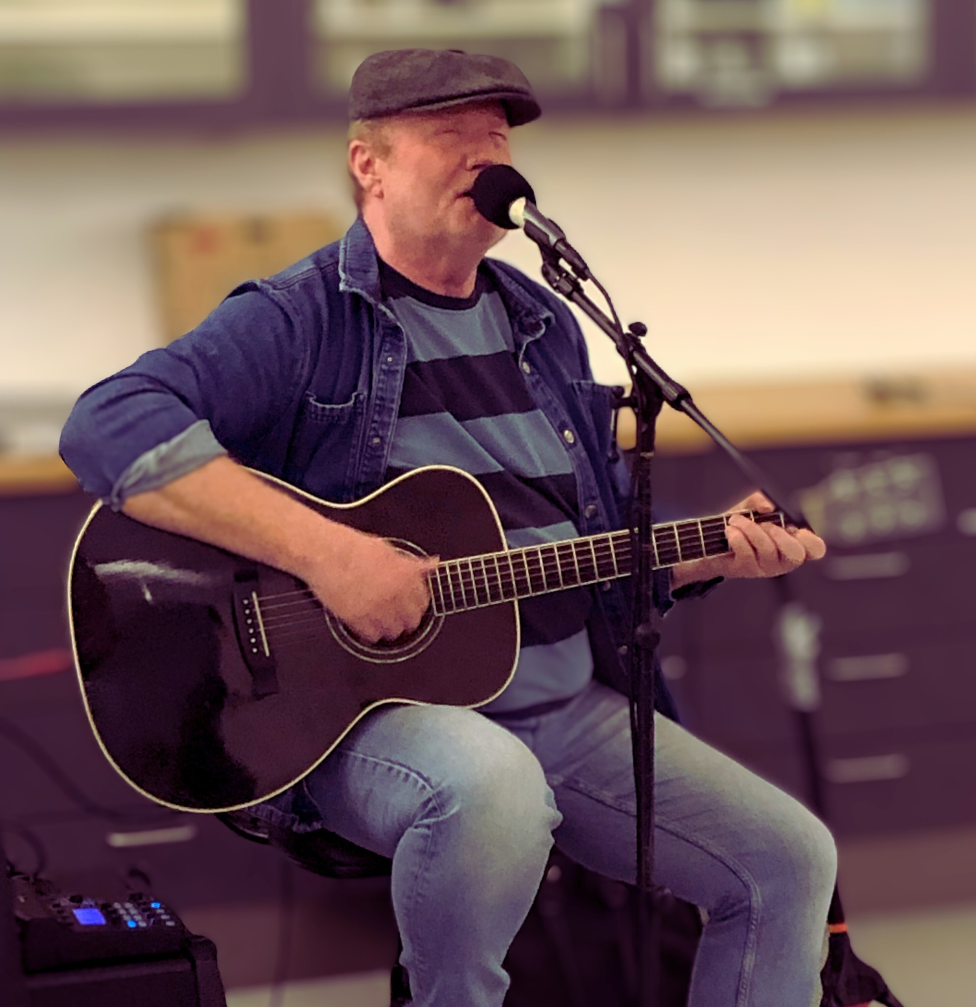 Søren Høg, der selv er blind, stod for underholdningen med sang og guitarspil. 