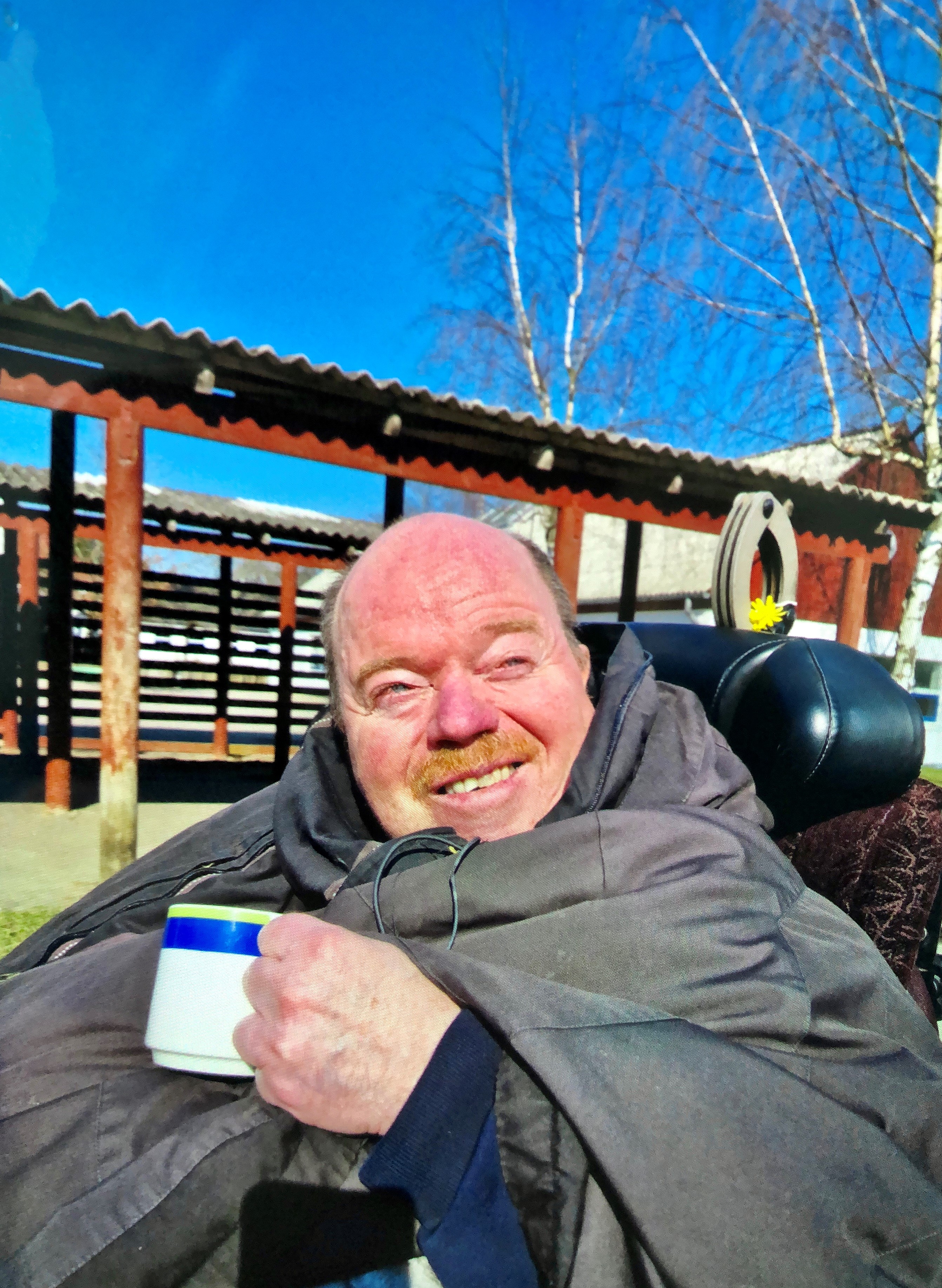 Søren nyder en kop kaffe i det flotte solskinsvejr. 