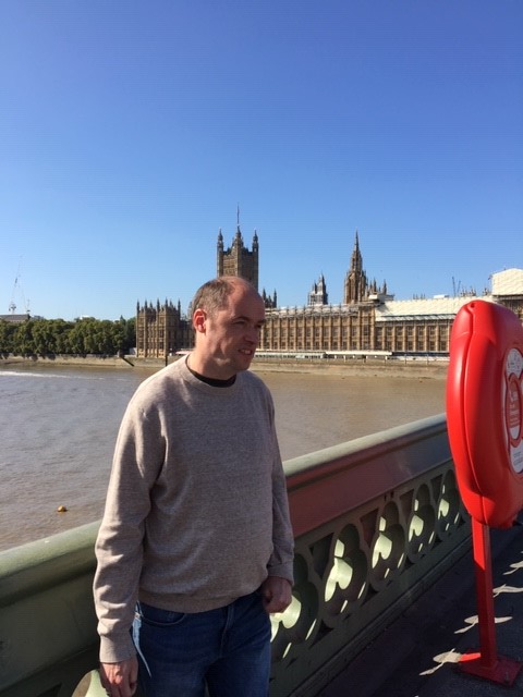 Lars på en bro med udsigt til Tower of London