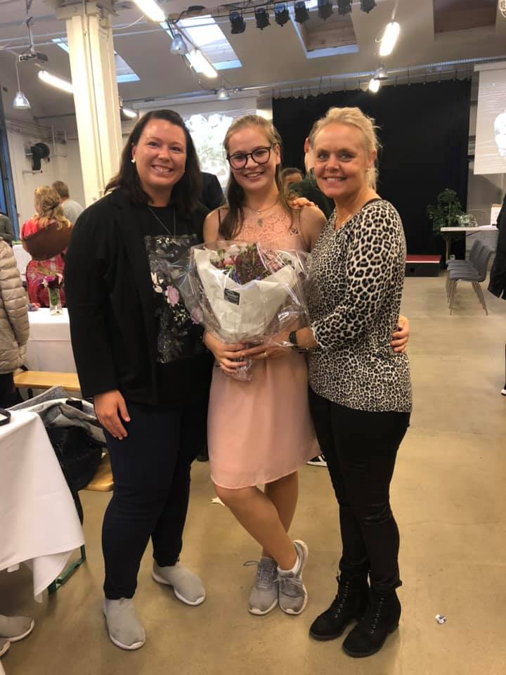 Mette og Charlotte fra køkkenet lykønsker en glad Maja