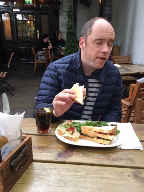 Lars nyder en dejlig sandwich