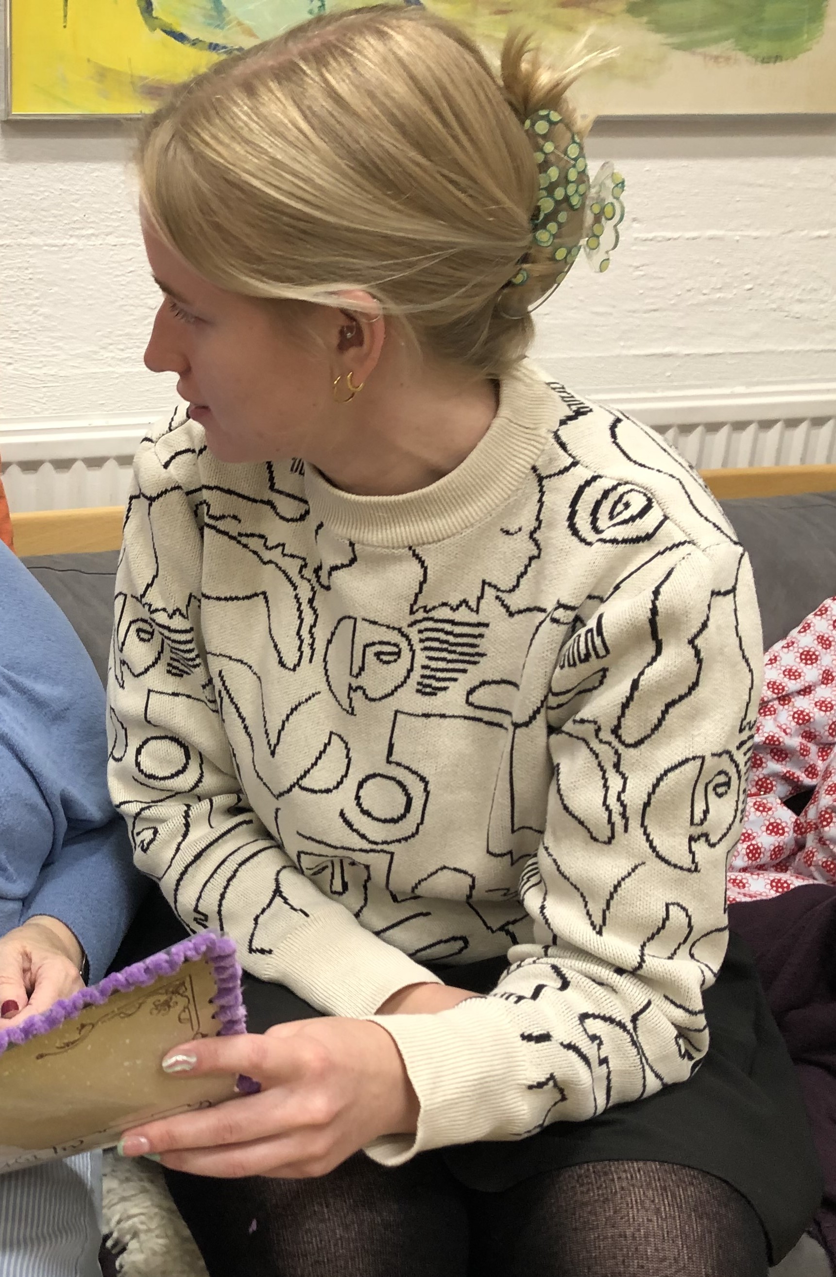 Karin og Mathilde læser i bogen sammen.