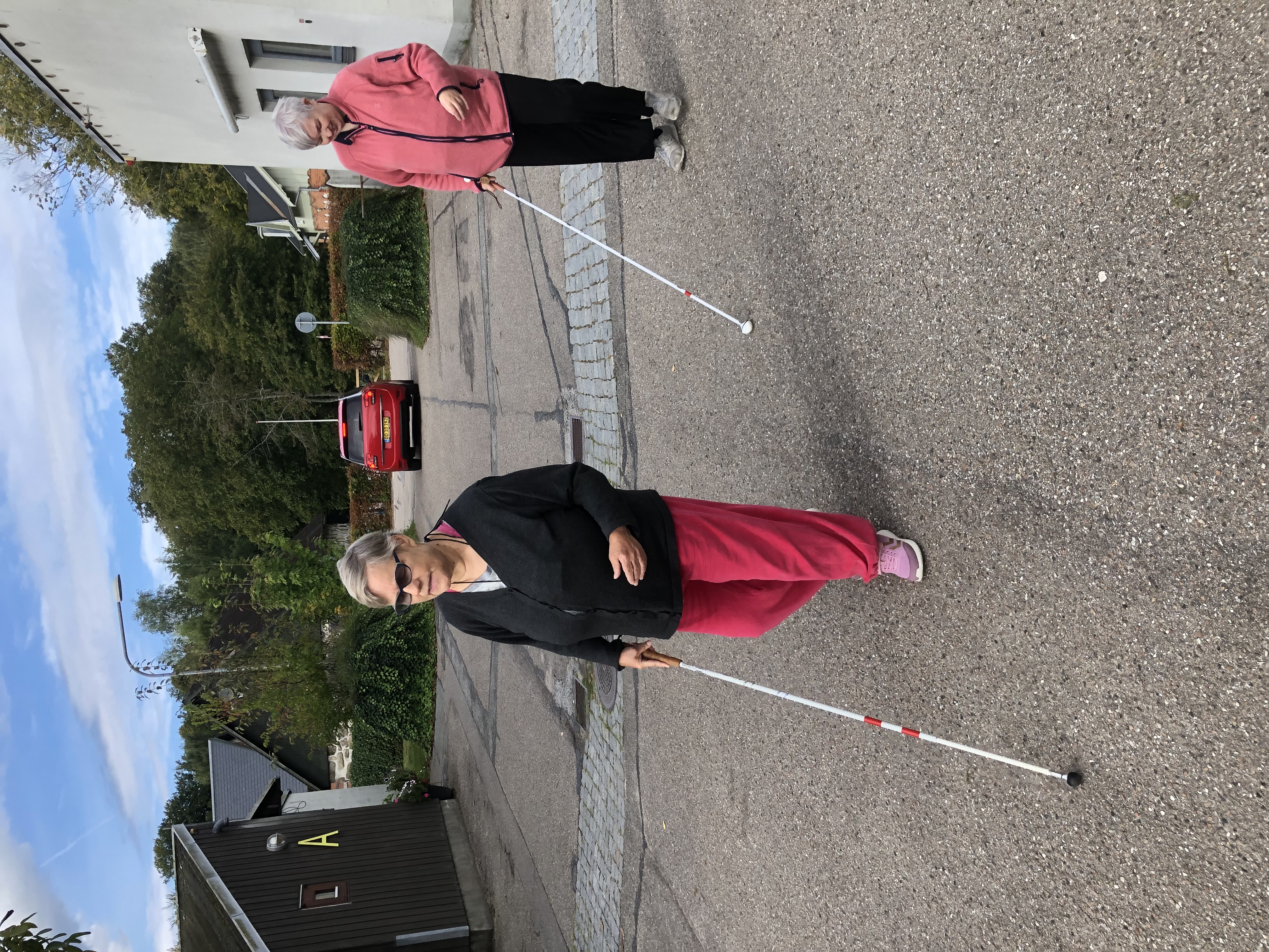 Tania og Kristina afprøver stokke i Bredegaards blindegade.