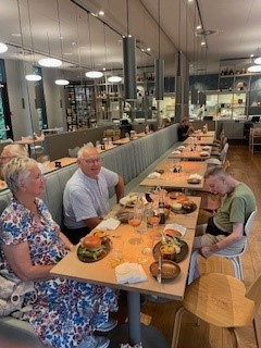 Ole sammen med sin søster og svoger på restaurant. 