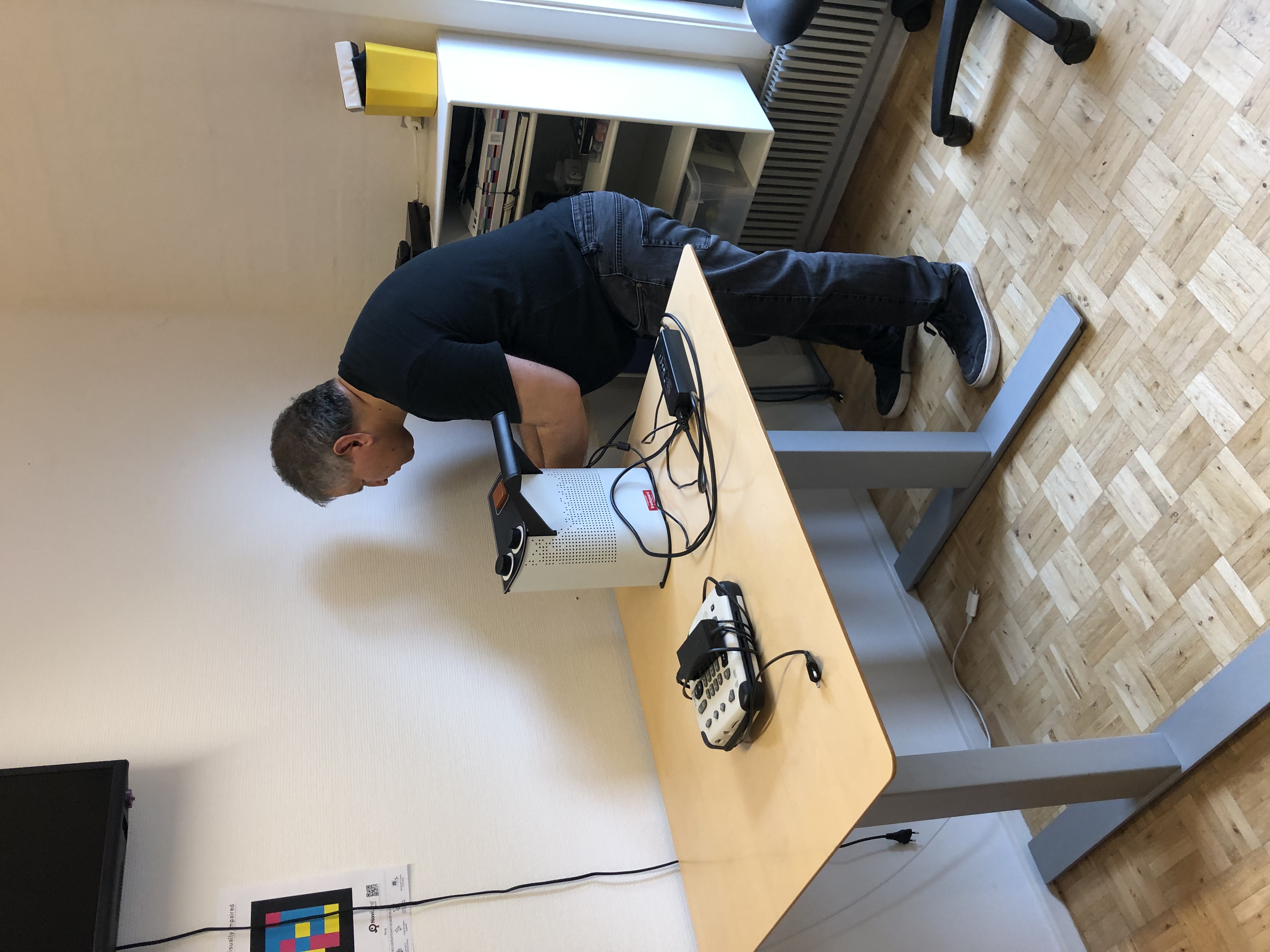 Sabro rydder op i IT-caféen. 